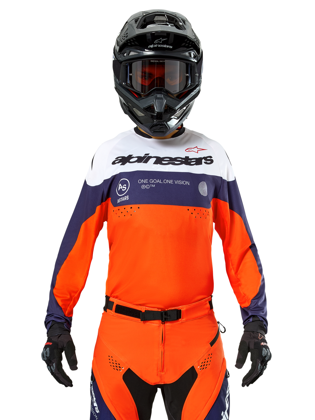 Koszulka Alpinestars Pro-Dura, koszulka motocrossowa, granatowa, intensywnie pomarańczowa i biała, noszona z czarnym kaskiem i rękawicami, laserowo perforowane strefy wentylacyjne, wyraźne logo oraz grafika „ONE GOAL. ONE VISION.” na klatce piersiowej
