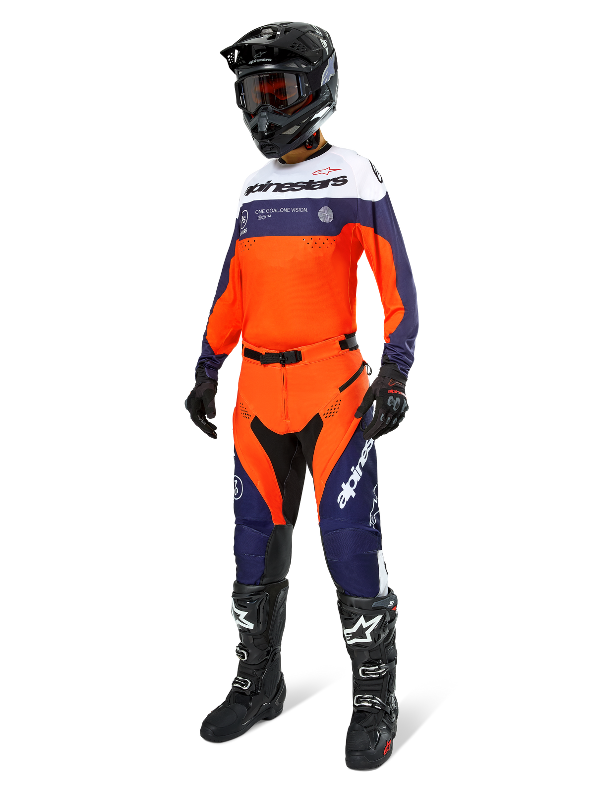 Kierowca motocrossowy w koszulce Alpinestars Pro-Dura w kolorach granatowym, jaskrawopomarańczowym i białym, pasujące spodnie off-road, czarny kask z goglami oraz czarne buty, kompletny profesjonalny zestaw odzieży do jazdy enduro i po szlakach.