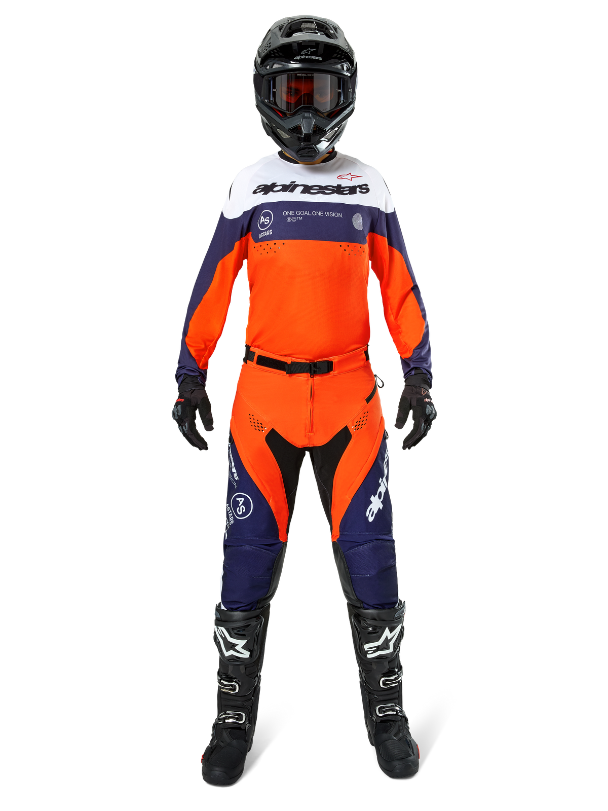 Zawodnik motocrossowy w kompletnym stroju Alpinestars Pro-Dura, granatowo-pomarańczowo-biała koszulka, pasujące pomarańczowo-granatowe spodnie, czarne buty motocrossowe z białym logo, czarny kask i rękawice, dopasowany zestaw do wyścigów terenowych