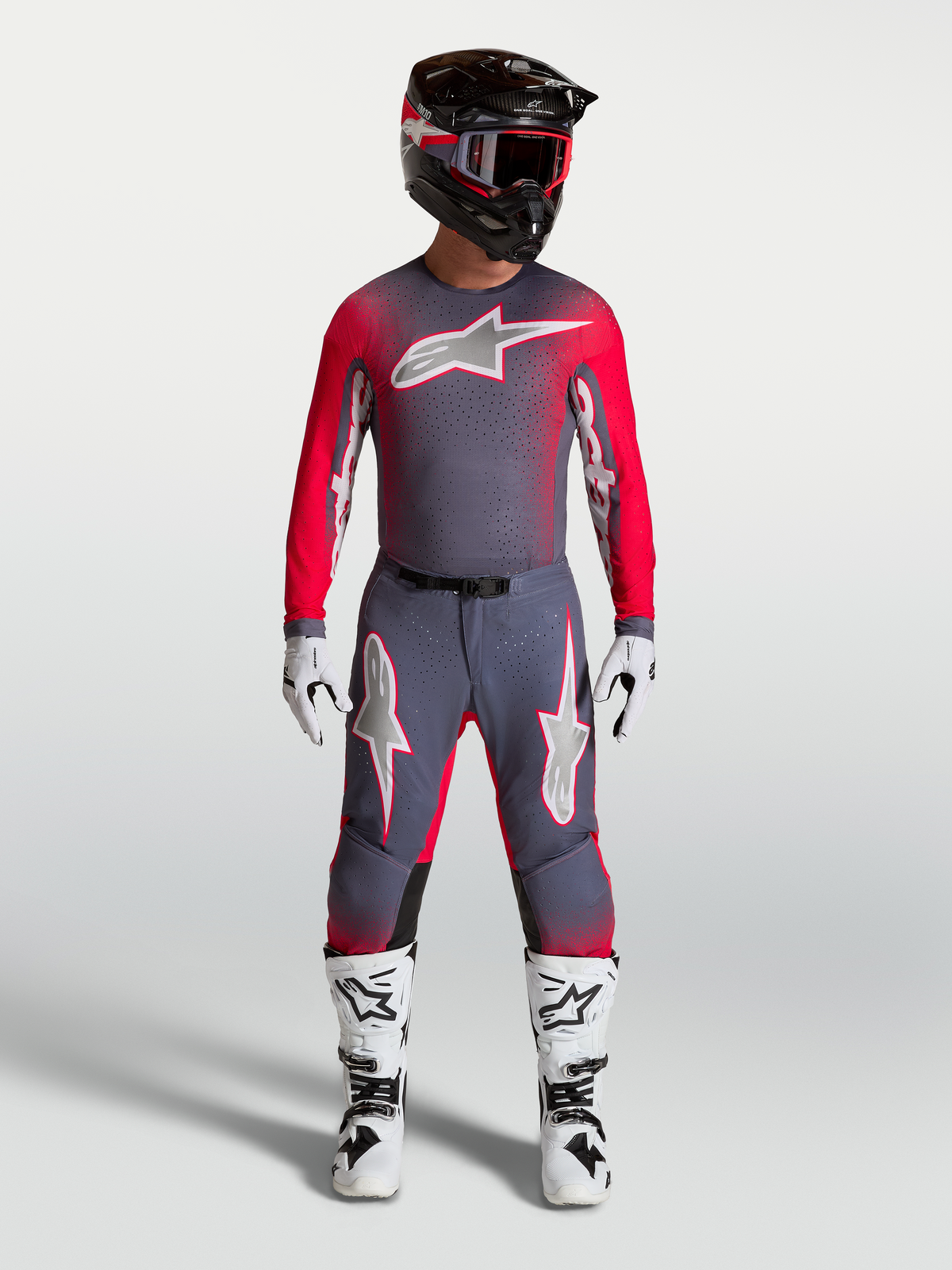 Alpinestars Koszulka Supertech Hiten AFD, szara i jaskrawoczerwona, profesjonalna odzież motocrossowa o atletycznym kroju z wentylowaną siatką i panelami AFD.