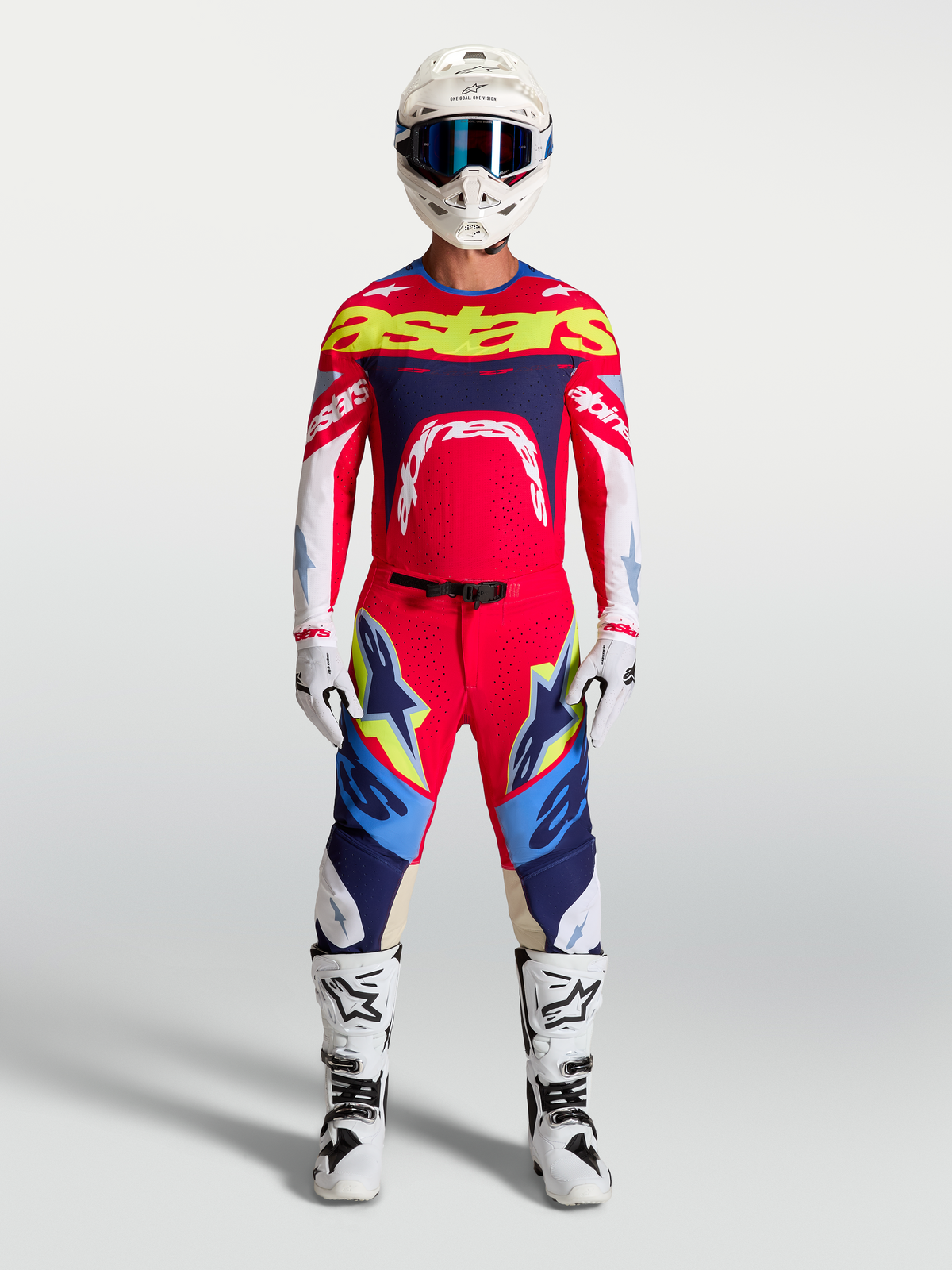 Koszulka Alpinestars Supertech Dyna, męska odzież motocrossowa, czerwona i granatowa, lekka siatka, model w pełnym stroju.