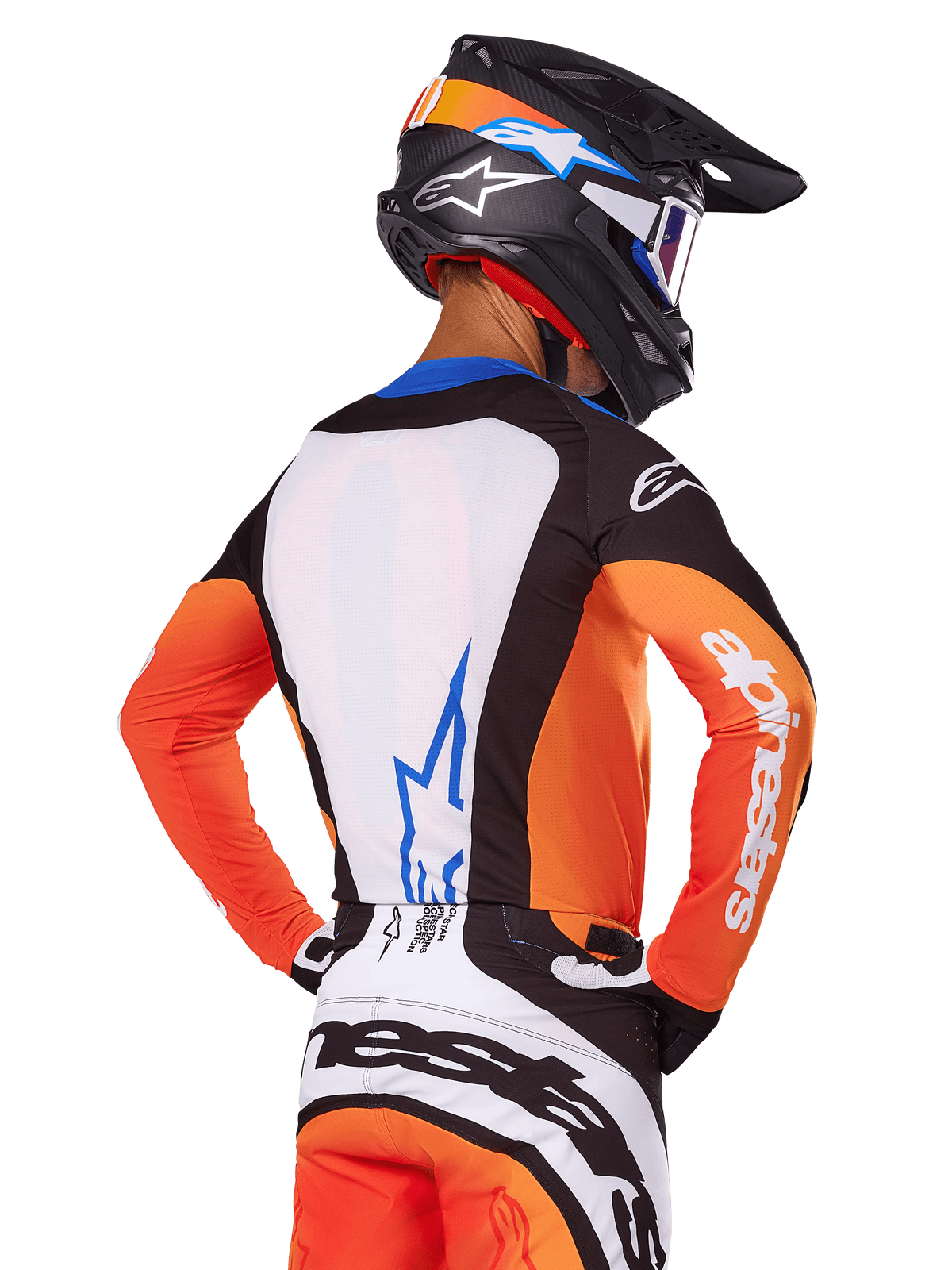 Zawodnik motocrossowy w koszulce Alpinestars Techstar Melt 2025, pomarańczowo-niebieska, widok z tyłu z białym panelem i niebieskim logo, pomarańczowe rękawy z białym brandingiem, kask i spodnie do kompletu, profesjonalny strój wyścigowy
