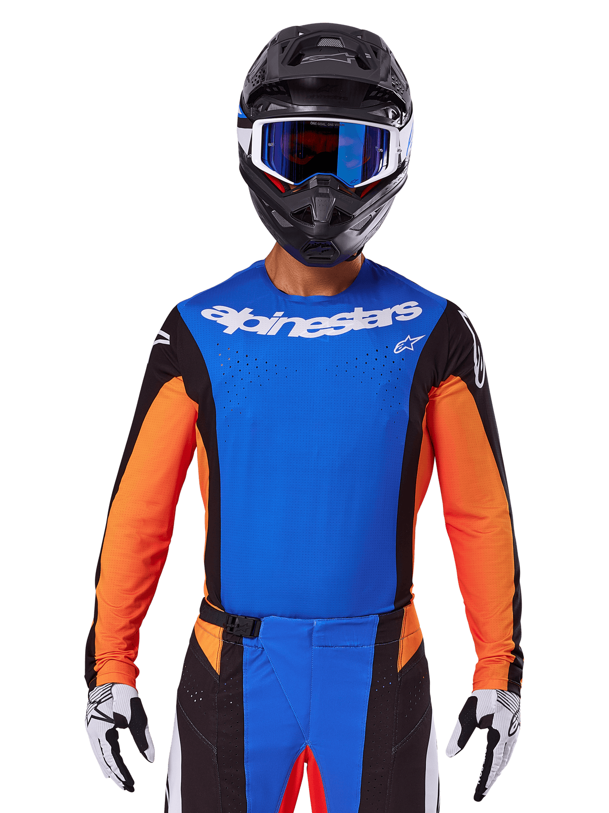 Koszulka motocrossowa Alpinestars Techstar Melt 2025, niebiesko-pomarańczowa z czarnymi panelami bocznymi, noszona z czarnym kaskiem i niebieskimi goglami, posiada laserowo wycinane perforacje na klatce piersiowej, sportowy krój wyścigowy do jazdy terenowej