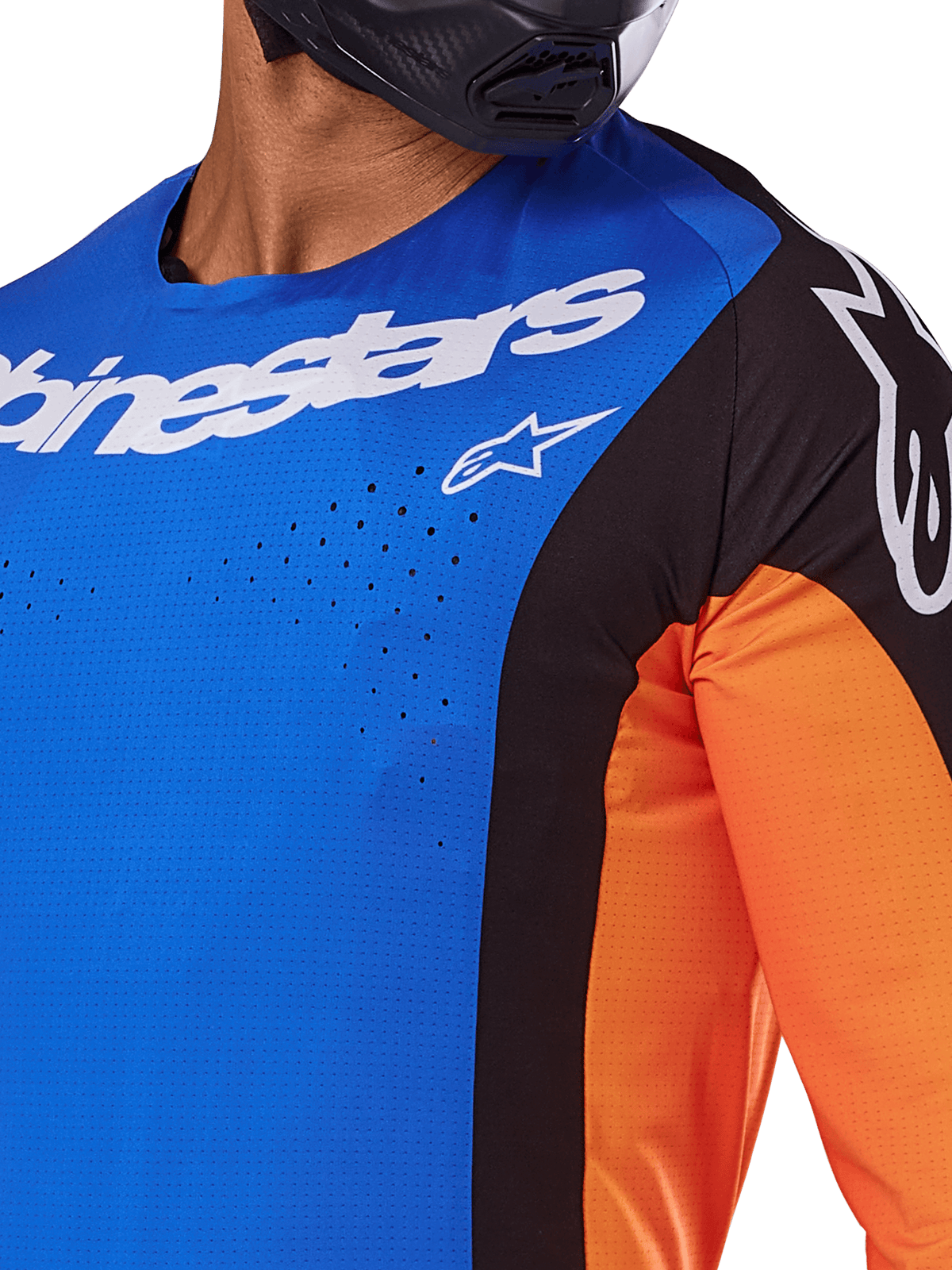 Alpinestars 2025 Techstar Melt Jersey, koszulka motocrossowa, niebieska i pomarańczowa z czarnymi panelami, białe logo Alpinestars, widoczne laserowo wycinane perforacje na klatce piersiowej, noszona przez motocyklistę w czarnym kasku