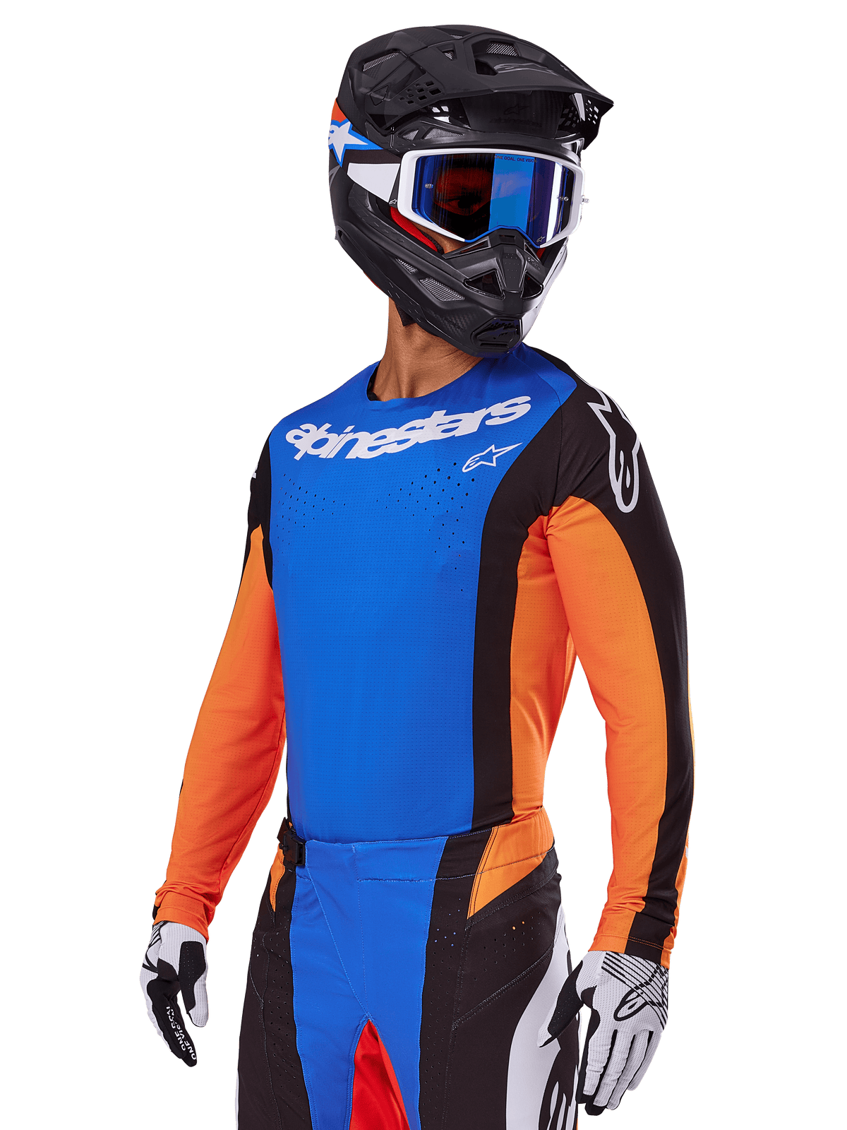 Zestaw Alpinestars 2025 Techstar Melt, zawodnik motocrossowy w niebieskiej koszulce z pomarańczowymi rękawami i czarnymi panelami bocznymi, dopasowane niebiesko-czarne spodnie, czarny kask z niebieskimi goglami, biało-czarne rękawice, sportowa odzież motocrossowa o kroju wyścigowym