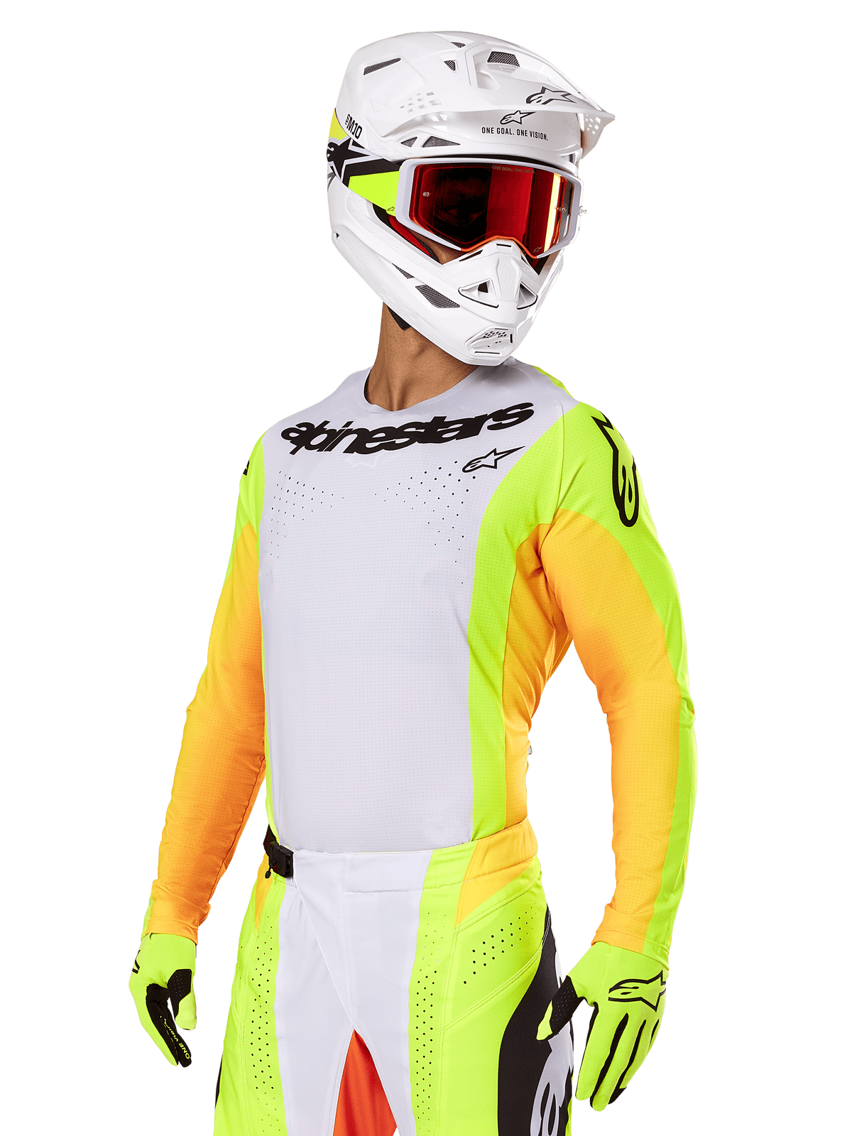 Motocyklista motocrossowy w zestawie Alpinestars 2025 Techstar Melt, biała koszulka z jaskrawymi żółtymi i pomarańczowymi rękawami, czarne logo Alpinestars na klatce piersiowej, dopasowane neonowożółte rękawice, biały kask z goglami z czerwonymi szkłami, profesjonalny zestaw do wyścigów terenowych