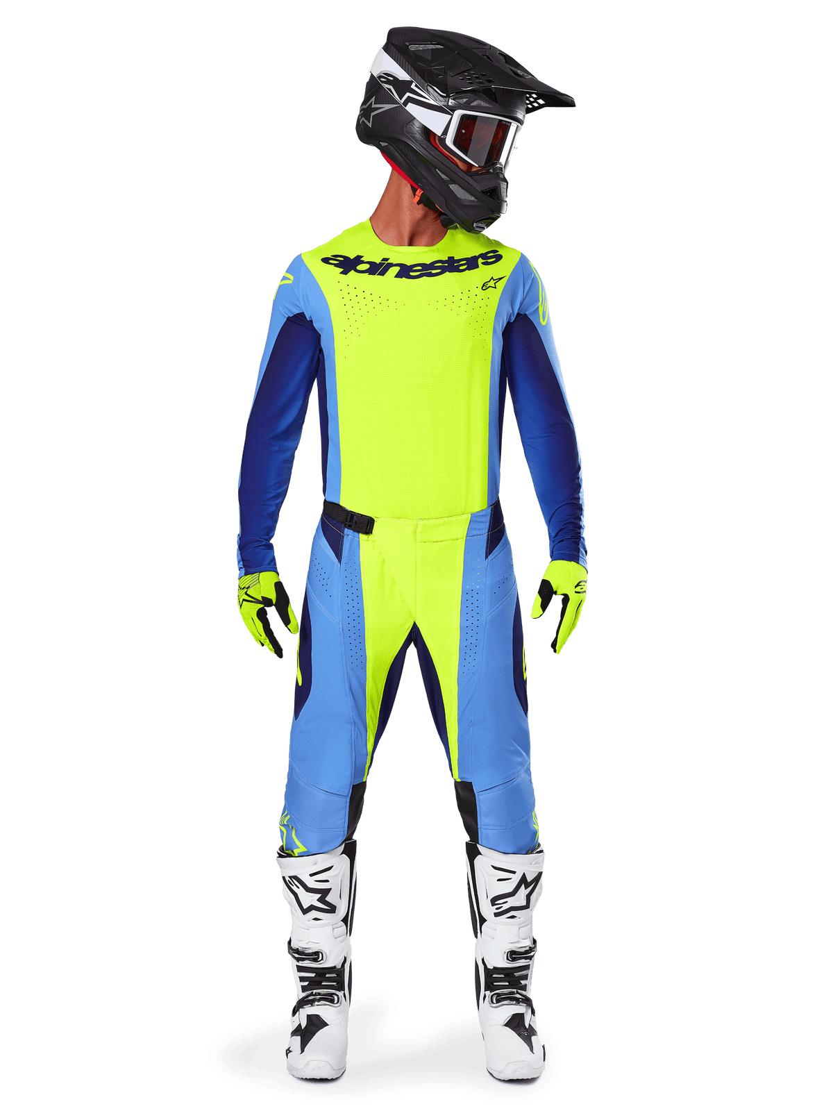 Zawodnik motocrossowy w pełnym stroju wyścigowym, koszulka Alpinestars 2025 Techstar Melt w kolorze żółtym fluo i niebieskim, dopasowane żółto-niebieskie spodnie motocrossowe, czarny kask z białą grafiką i goglami, biało-czarne buty, żółto-czarne rękawice, skoordynowany zestaw wyczynowy do wyścigów off-road