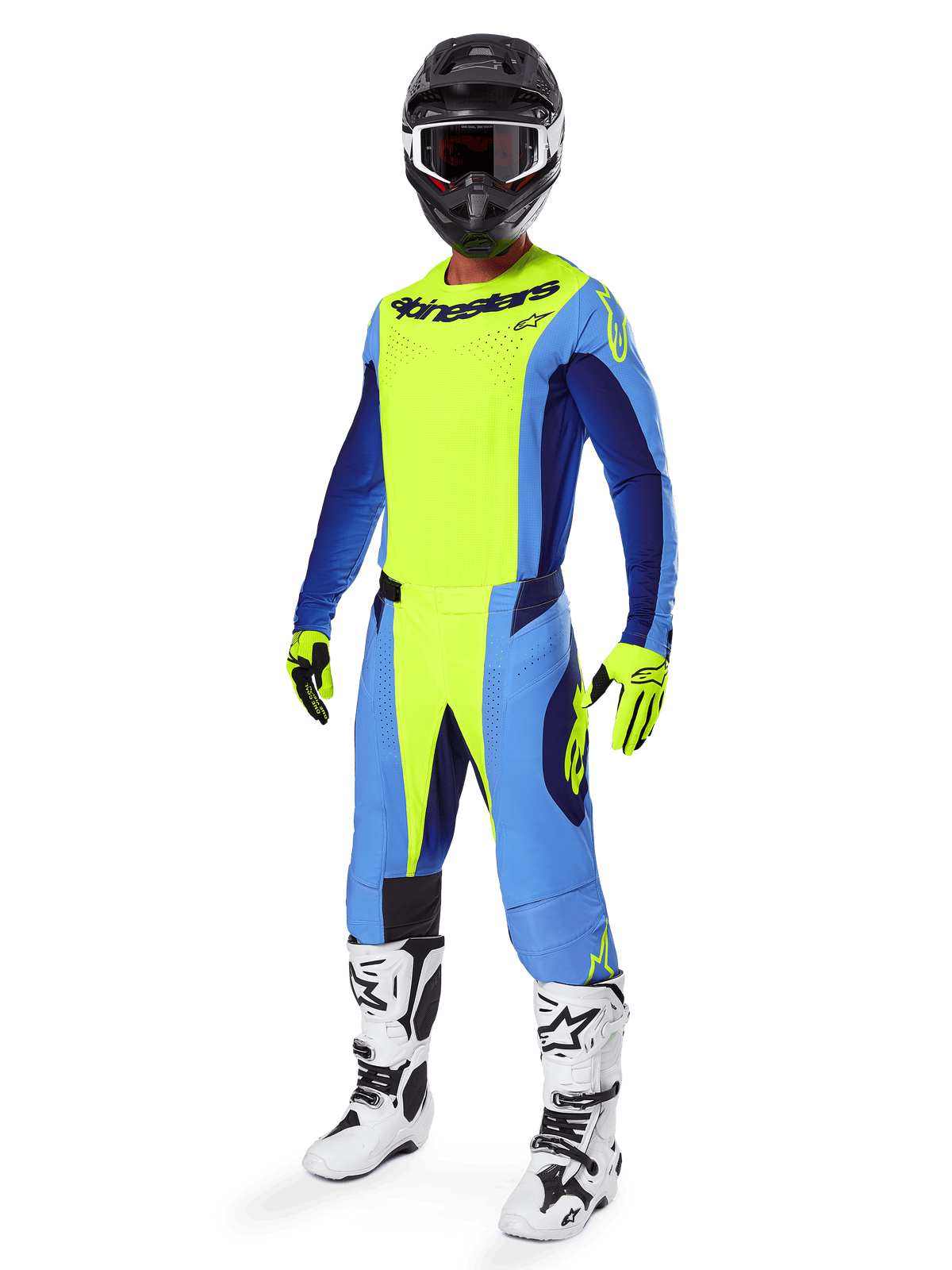 Zawodnik motocrossowy ubrany w koszulkę Alpinestars 2025 Techstar Melt, żółty neonowy i niebieski, w zestawie z pasującymi spodniami, czarnym kaskiem z goglami, żółtymi rękawicami oraz biało-czarnymi butami, kompletny i dopasowany profesjonalny ubiór do wyścigów terenowych