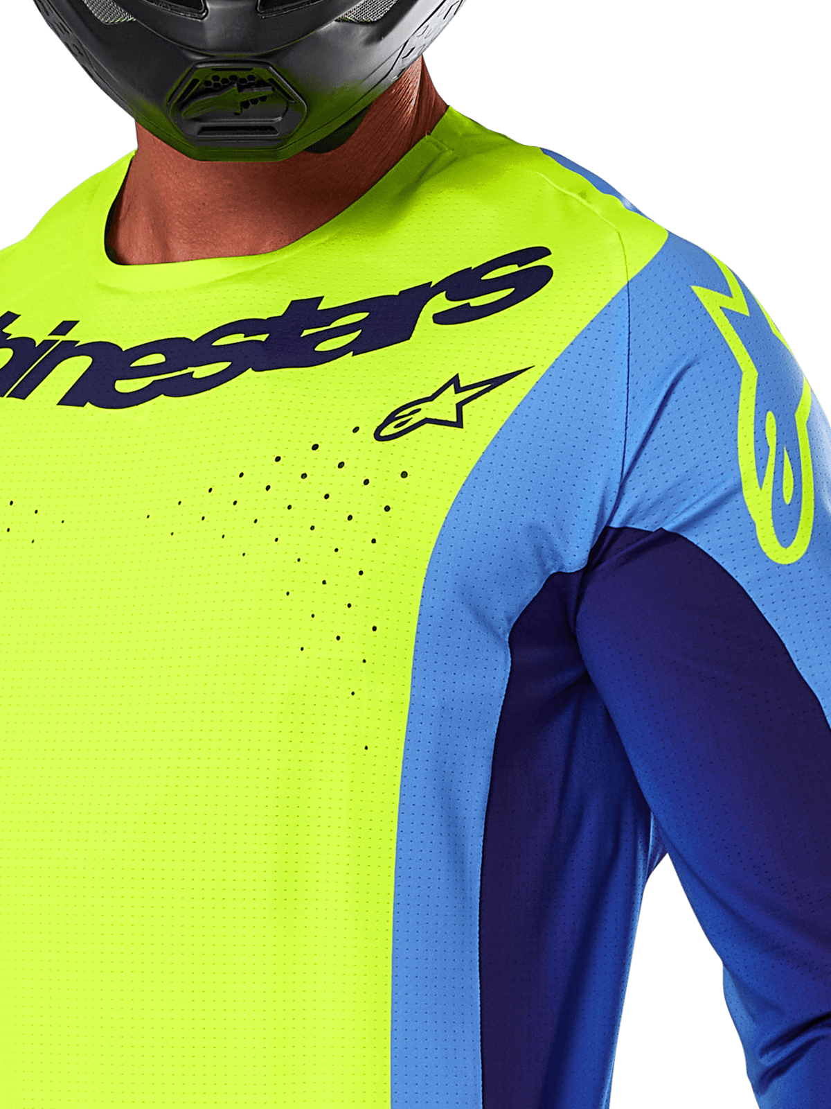 Alpinestars Techstar Melt Jersey 2025, koszulka motocrossowa, żółty fluo i niebieski, zbliżenie pokazujące laserowo wycinane otwory wentylacyjne i granatowe logo, noszona przez motocyklistę w czarnym kasku, profesjonalna odzież do wyścigów terenowych