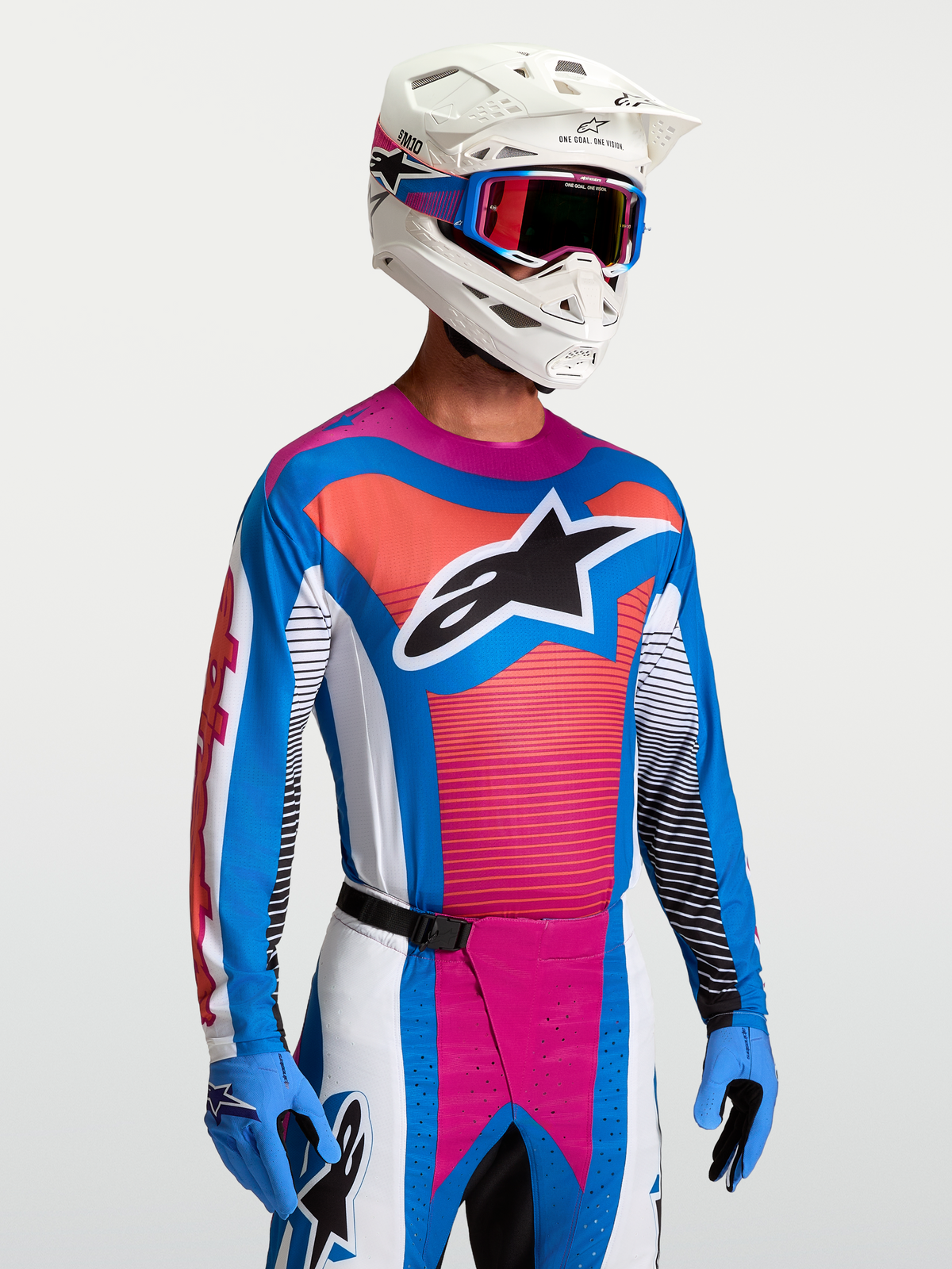 Alpinestars Techstar Maven, męska koszulka motocrossowa, niebieska i koralowa, lekki sportowy krój, model w kasku i goglach