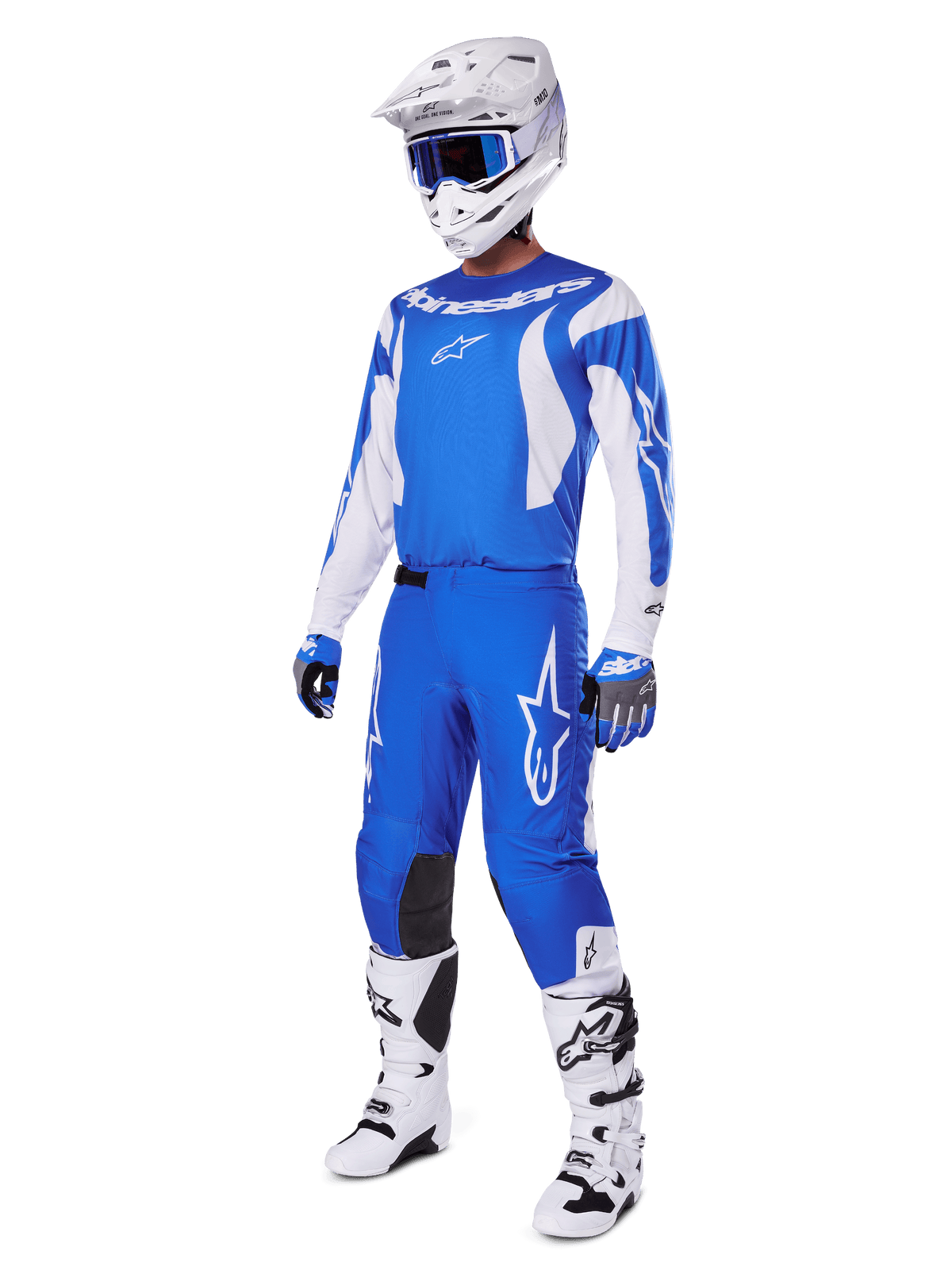 Zawodnik motocrossowy w kompletnym zestawie 2025 Fluid Haul, niebiesko-biała koszulka i spodnie z logo Alpinestars, biały kask z niebieskimi goglami, białe buty i niebieskie rękawice, dopasowany strój wyścigowy do jazdy terenowej.