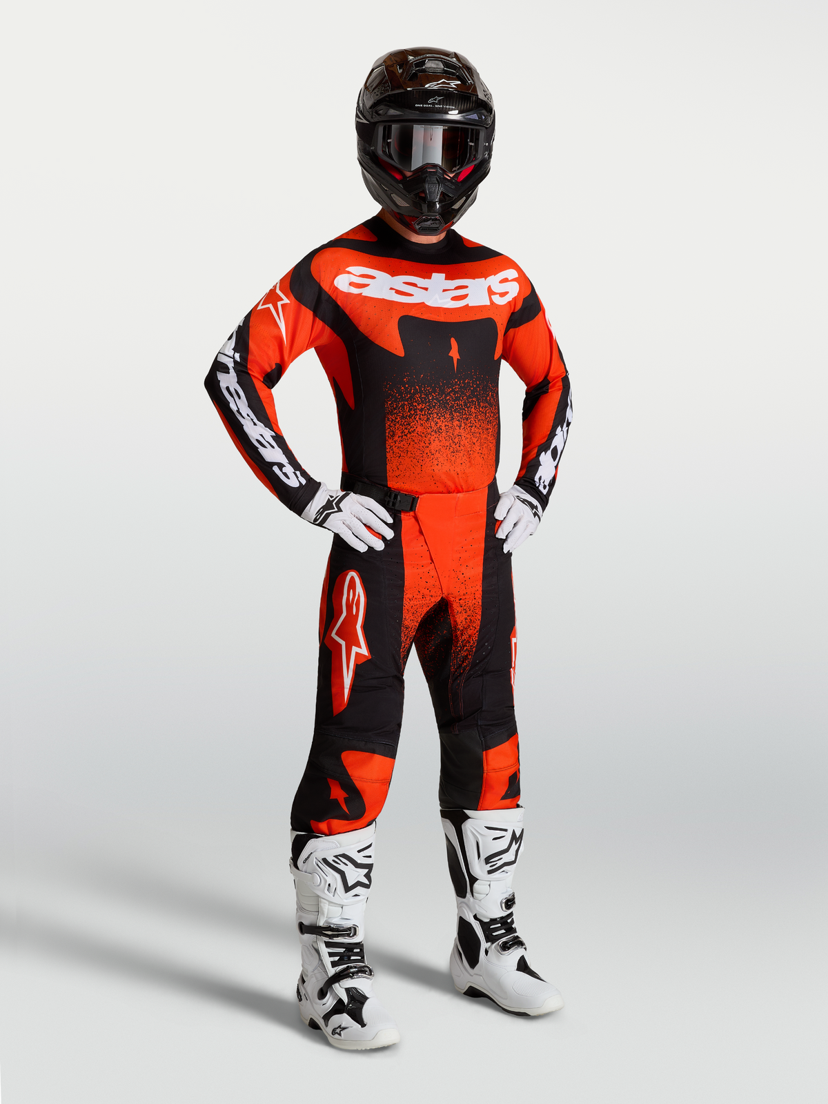 Alpinestars Techstar Swan, męski zestaw motocrossowy i koszulka, czerwono-czarny komplet z białymi butami wyścigowymi
