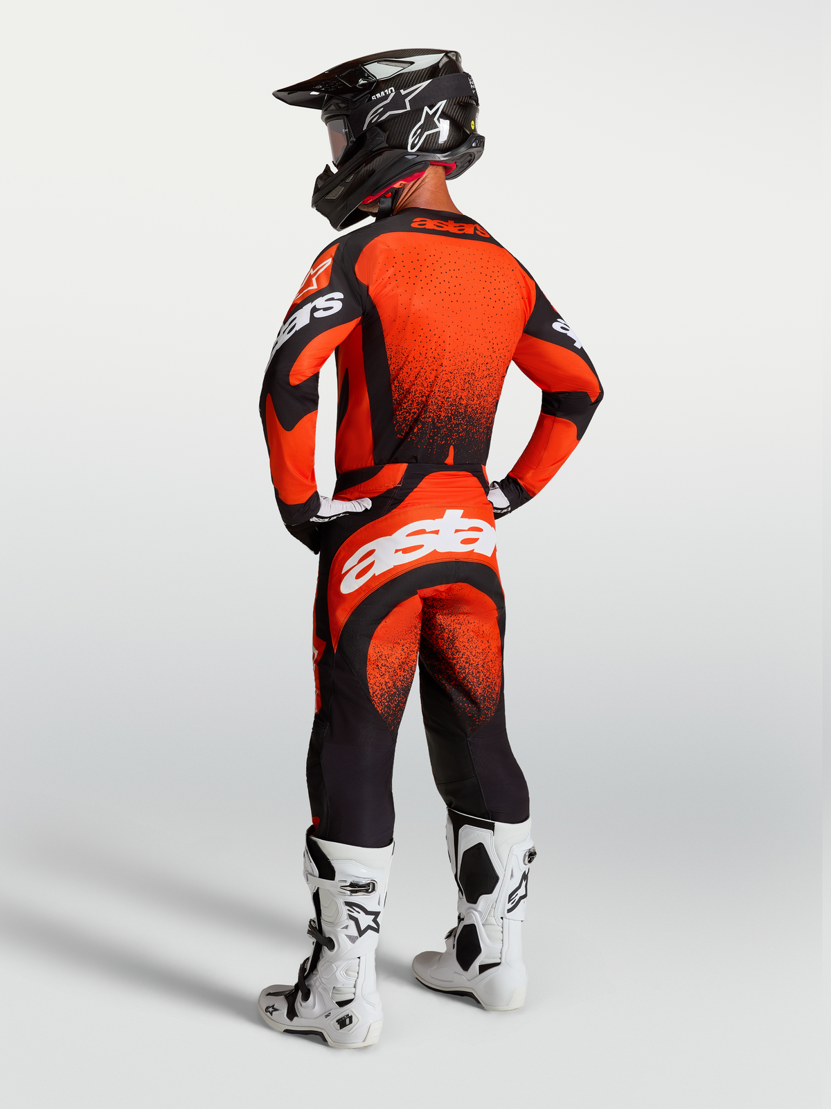 Alpinestars koszulka Techstar Swan i zestaw Techstar Swan, męski strój motocrossowy, czerwony i czarny, widok z tyłu prezentujący ergonomiczny krój i wentylowane panele do jazdy off-road.