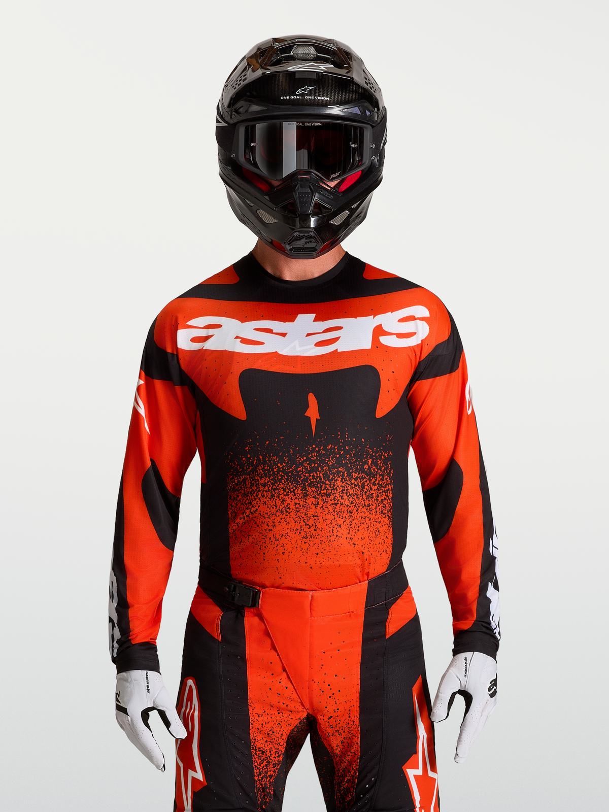 Koszulka Alpinestars Techstar Swan, czerwono-czarna koszulka motocrossowa o sportowym kroju, prezentowana na modelu.