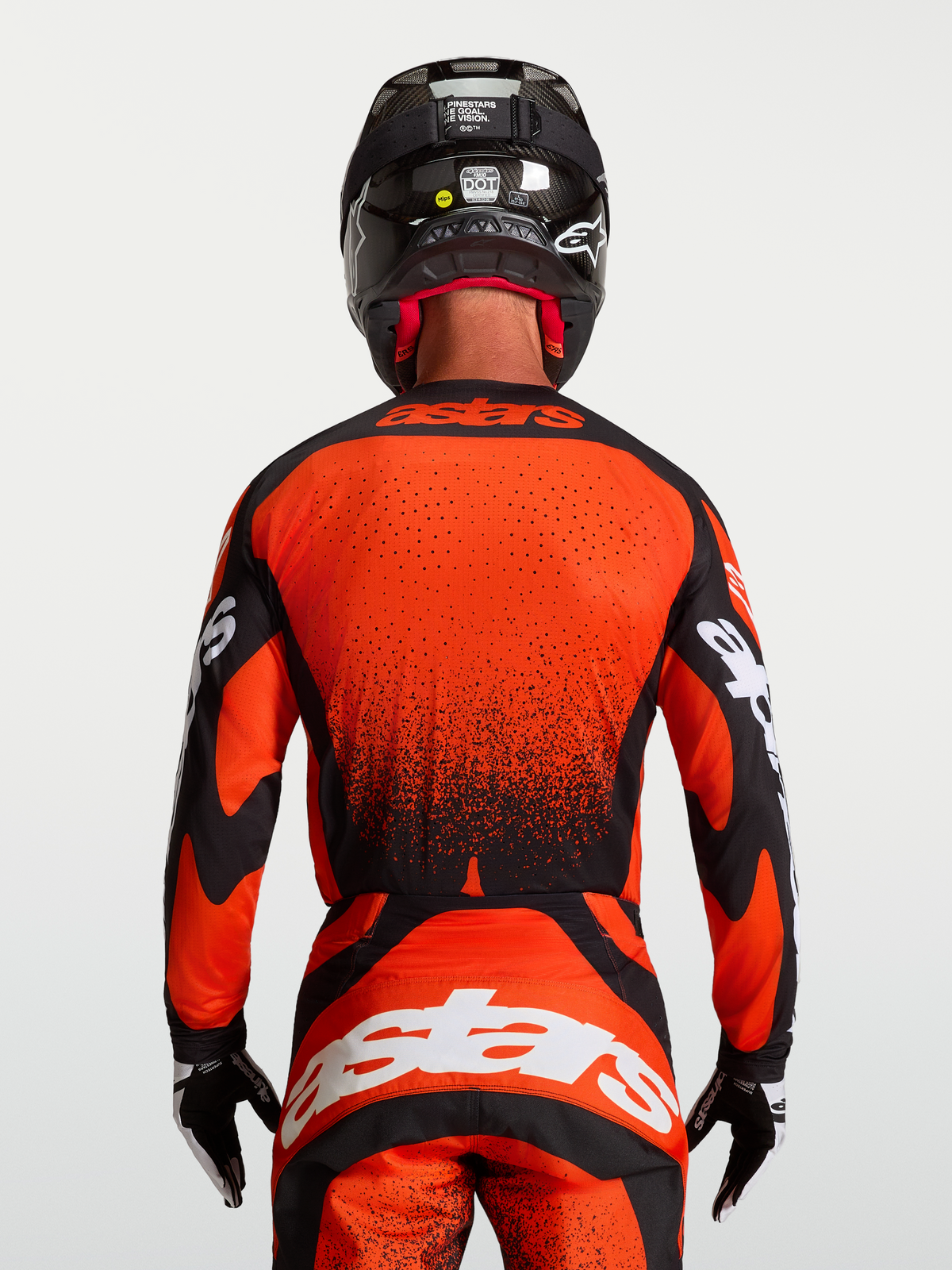 Alpinestars Koszulka Techstar Swan, męska koszulka motocrossowa, czerwona i czarna, widok z tyłu na modelu, laserowe perforacje
