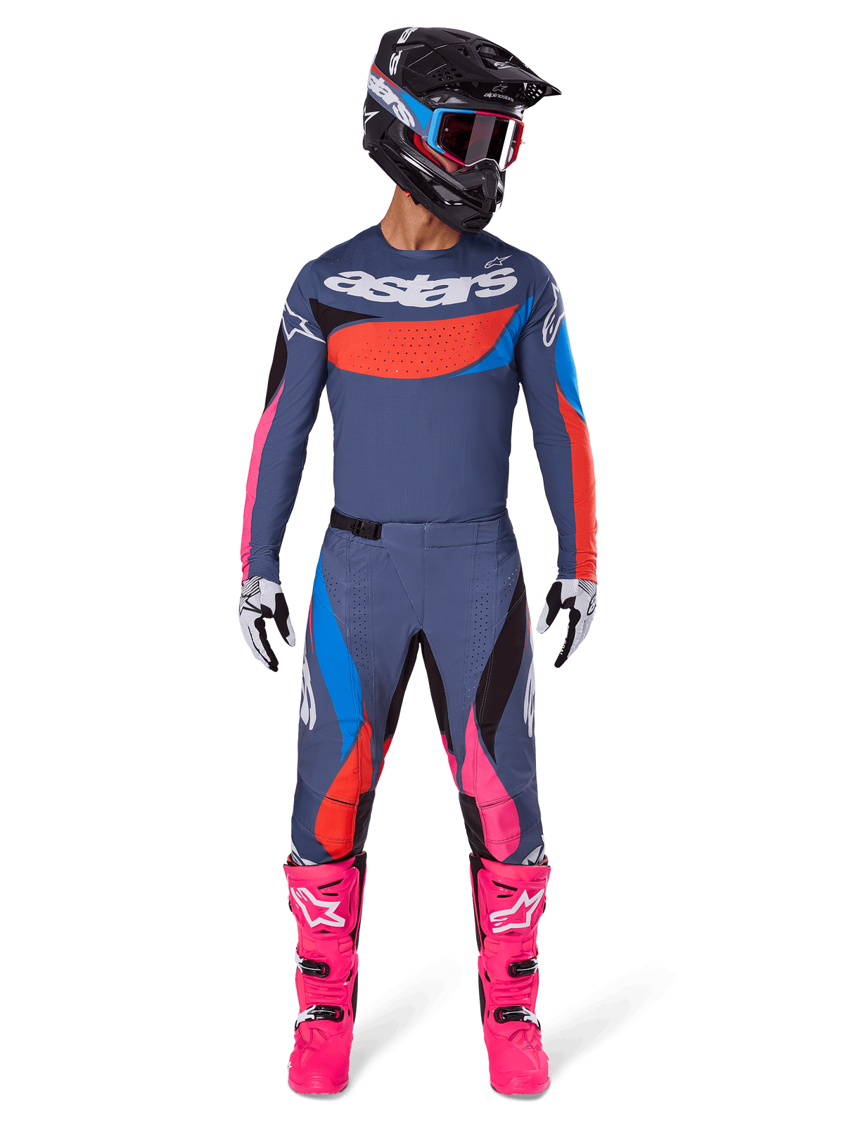 Alpinestars 2025 Techstar Dreem Gear Set, zawodnik motocrossowy w pełnym stroju wyścigowym, szaroniebieska koszulka i spodnie z jaskrawymi różowymi, pomarańczowymi i błękitnymi akcentami, duże logo „astars” na klatce piersiowej, jaskraworóżowe buty, czarny kask z goglami, profesjonalny zestaw do motocrossu
