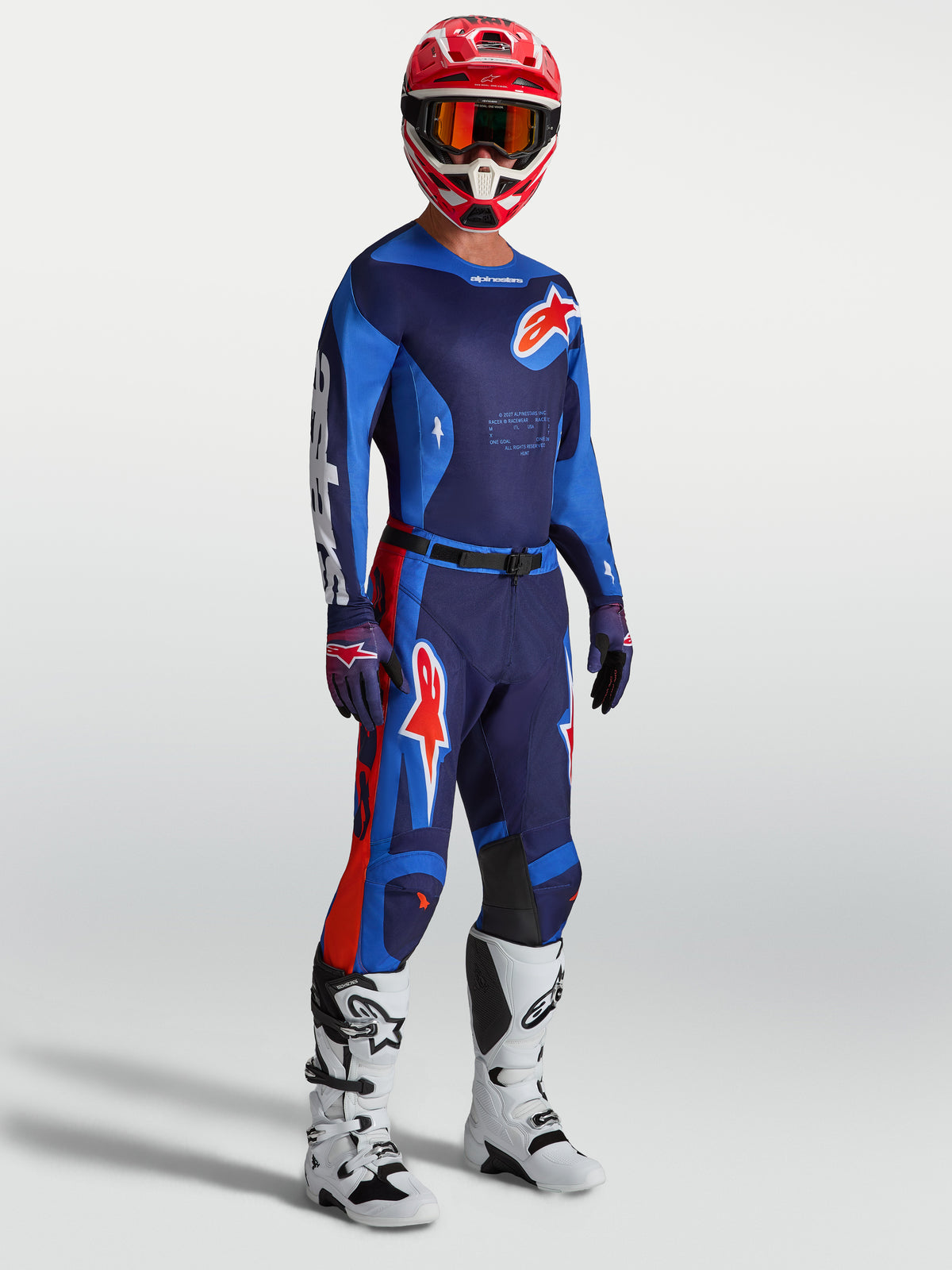 Koszulka Alpinestars Racer Hunt, męska koszulka motocrossowa MX, niebieska i czerwona, wyścigowy krój, oddychający materiał, widok na modelu w pełnym stroju.