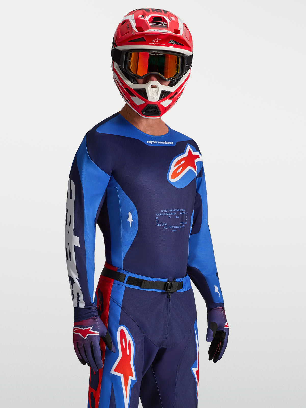 Koszulka Alpinestars Racer Hunt, męska koszulka motocrossowa, niebieska i czerwona, materiał odprowadzający wilgoć na modelu.