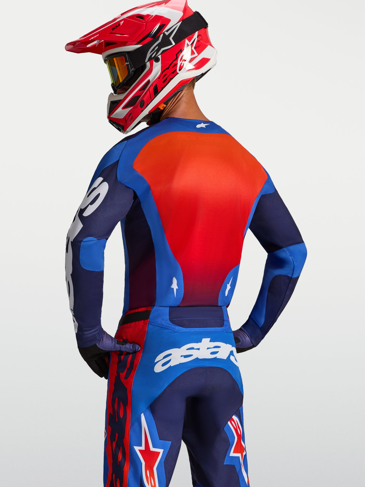 Koszulka Alpinestars Racer Hunt, męska koszulka motocrossowa, niebieska i czerwona, ergonomiczny krój wyścigowy, widok z tyłu.