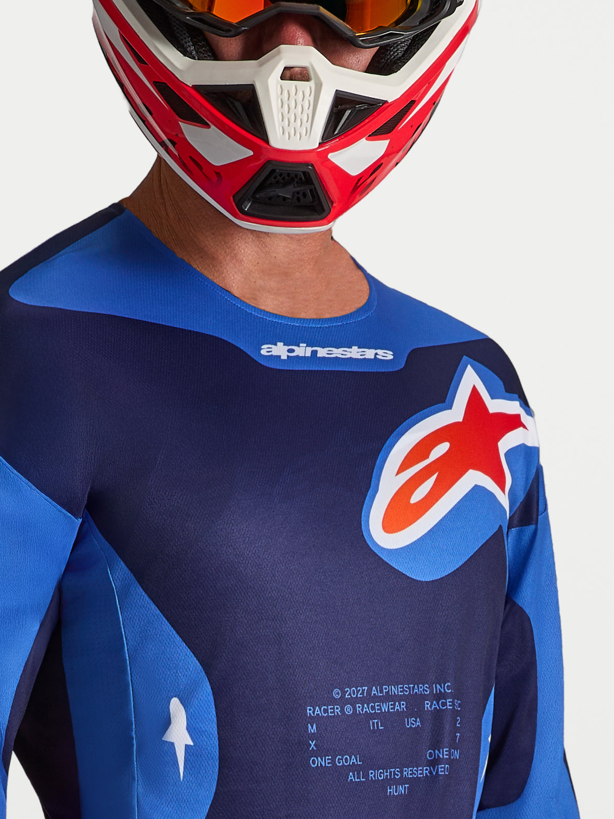Alpinestars Racer Hunt, męska koszulka motocrossowa, niebieska i czerwona, zbliżenie na logo Astars na piersi
