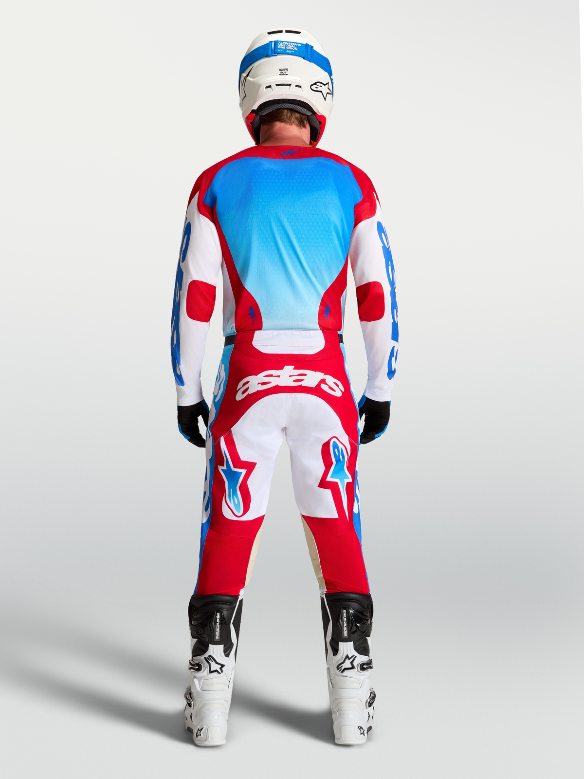 Koszulka Alpinestars Racer Hunt, męska, czerwona, biała i niebieska, widok z tyłu, materiał odprowadzający wilgoć.