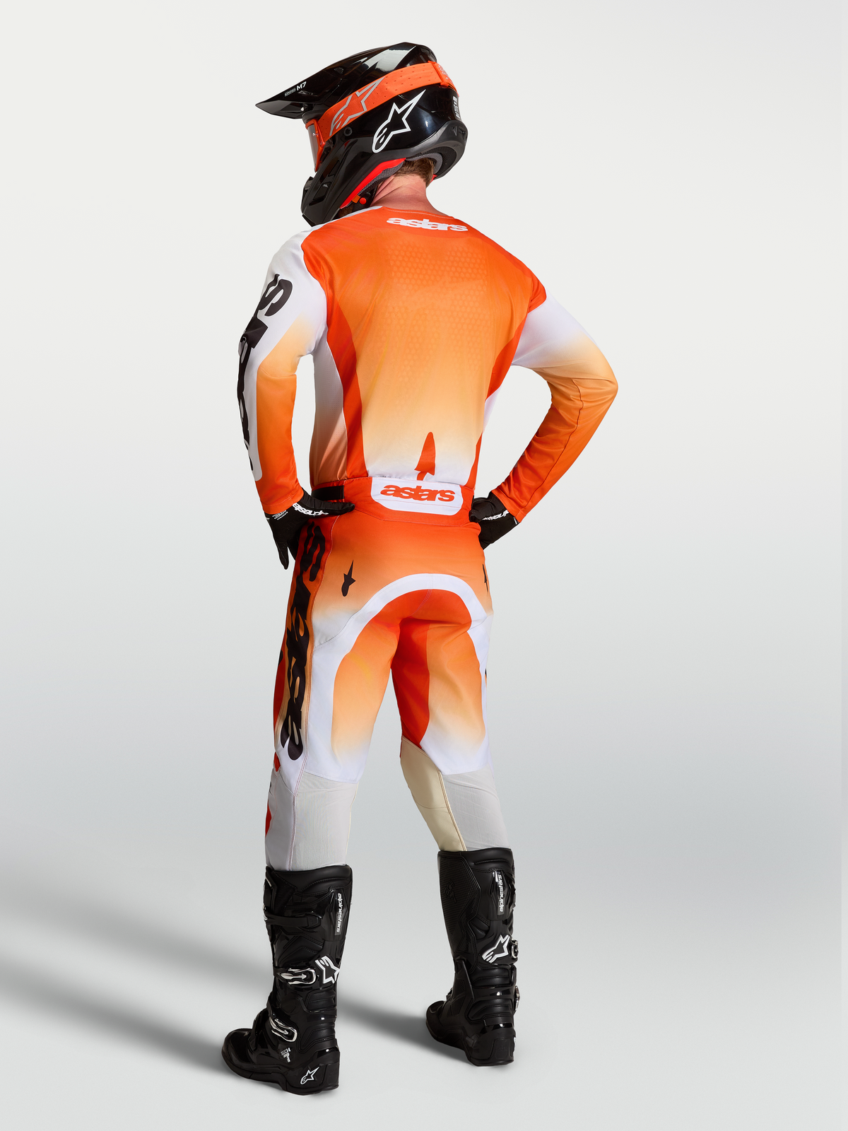 Alpinestars Racer Amber Pants i Gear Set, męski pomarańczowo-biały strój wyścigowy do motocrossu, widok z tyłu na modelu.