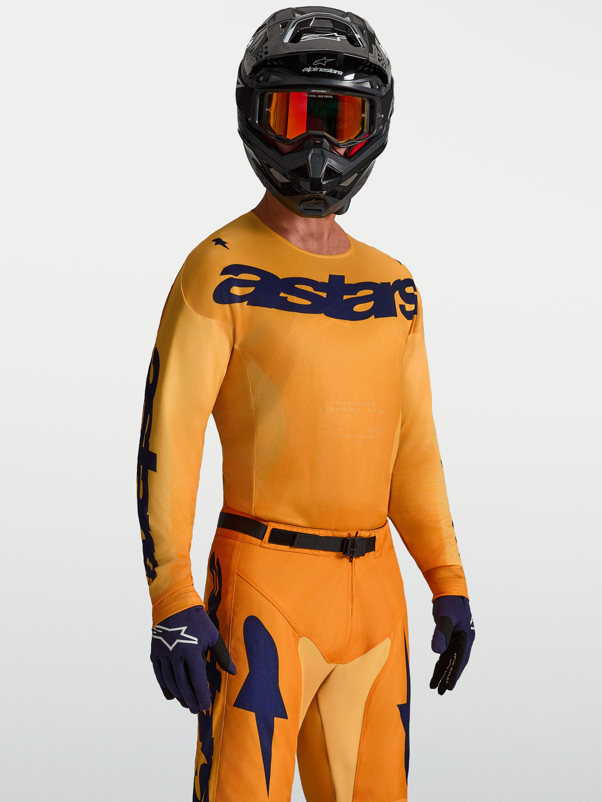 Alpinestars Koszulka Racer Amber, męska koszulka motocrossowa, pomarańczowa i ciemnoniebieska, lekka i odprowadzająca wilgoć tkanina poliestrowa, widok na modelu.