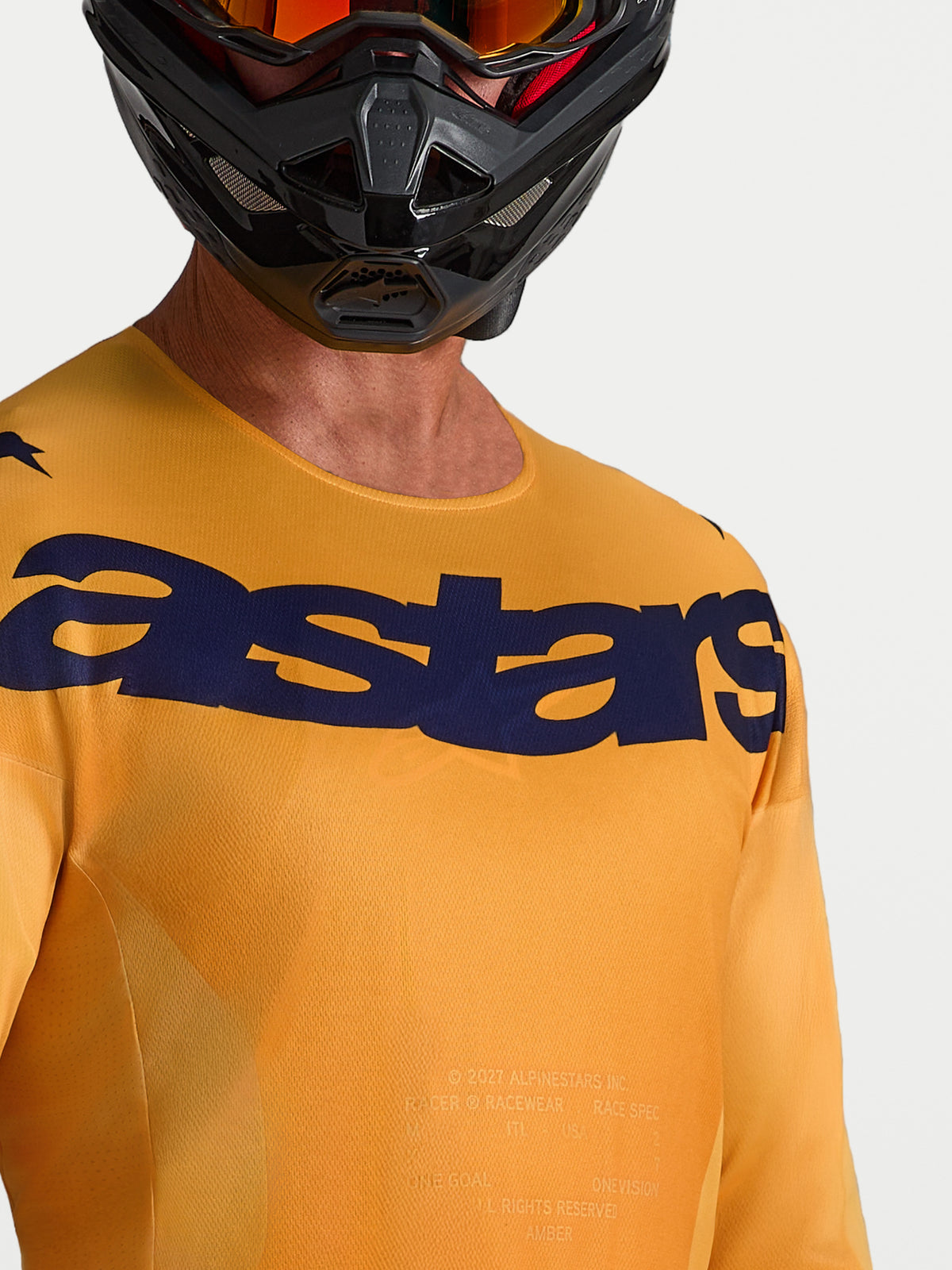 Alpinestars Koszulka Racer Amber, pomarańczowa koszulka motocrossowa z granatowym logo, lekki materiał odprowadzający wilgoć.