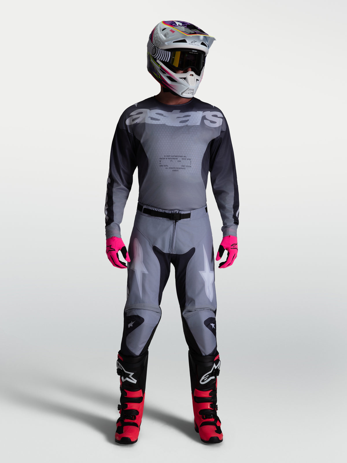 Alpinestars 2027 Racer Amber, męski szaro-czarny zestaw motocrossowy, koszulka i spodnie z jaskraworóżowymi akcentami.