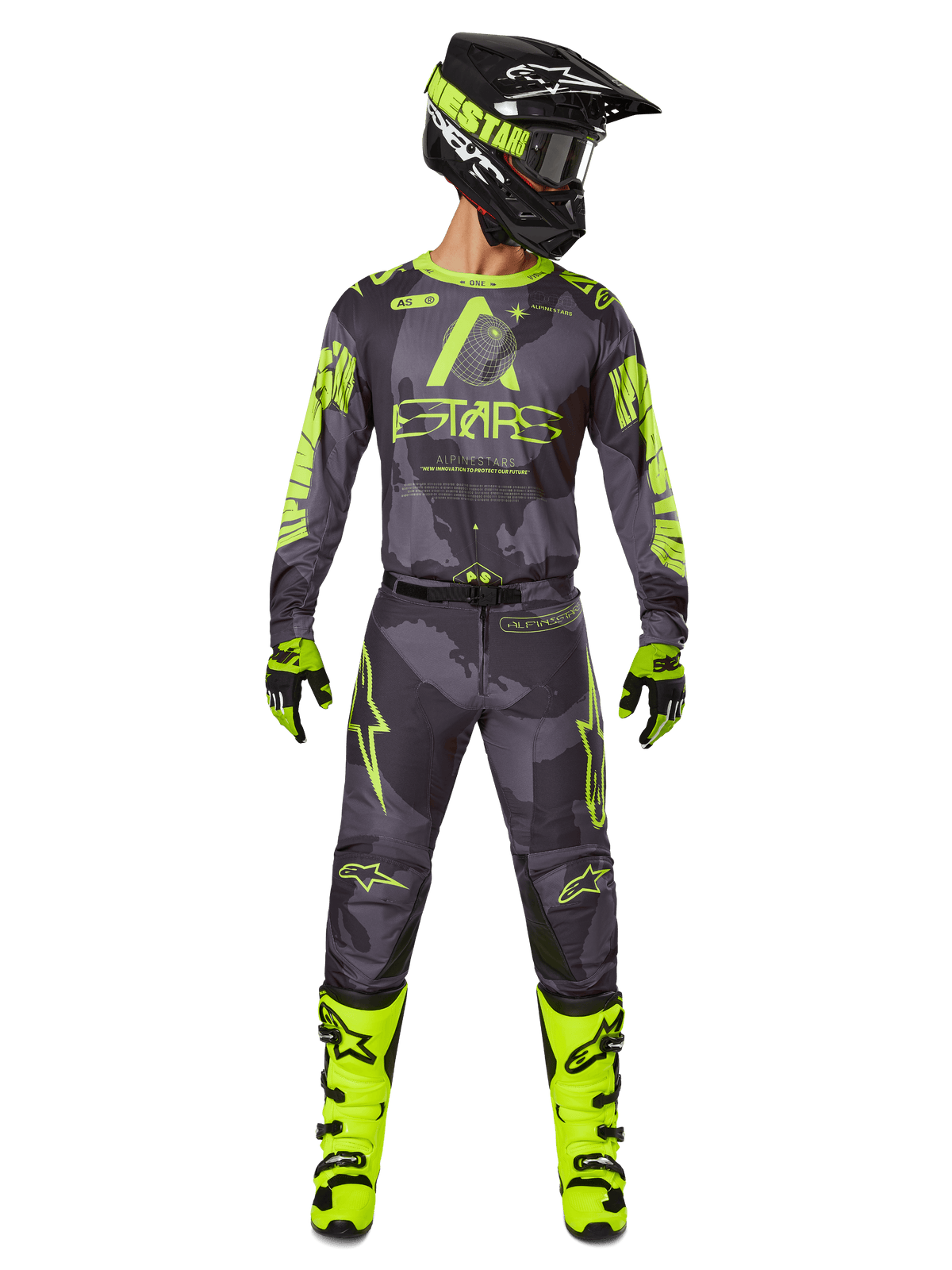 Zestaw Alpinestars 2025 Racer Hollow Gear Set, strój motocrossowy w barwach Dark Camo i Yellow Fluo, zawiera koszulkę z długim rękawem i pasujące spodnie, czarny kask z neonowymi akcentami, jaskrawożółte buty i rękawice, profesjonalny sprzęt do jazdy terenowej