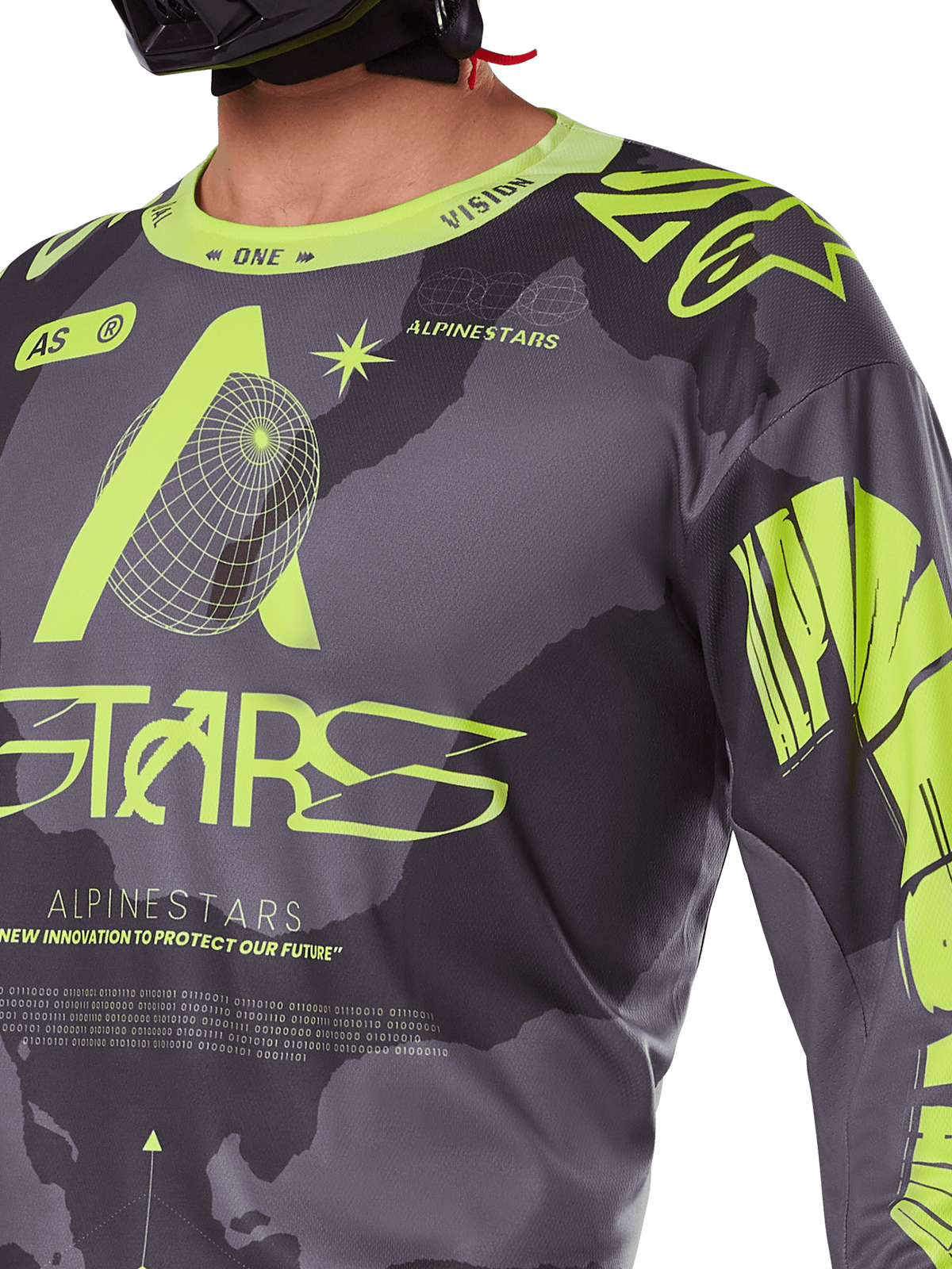 Alpinestars 2025 Racer Hollow Jersey, koszulka motocrossowa, kolor ciemne moro i żółty fluo, zbliżenie na grafikę techniczną, branding „ASTARS” i wzory wireframe na odprowadzającym wilgoć materiale poliestrowym