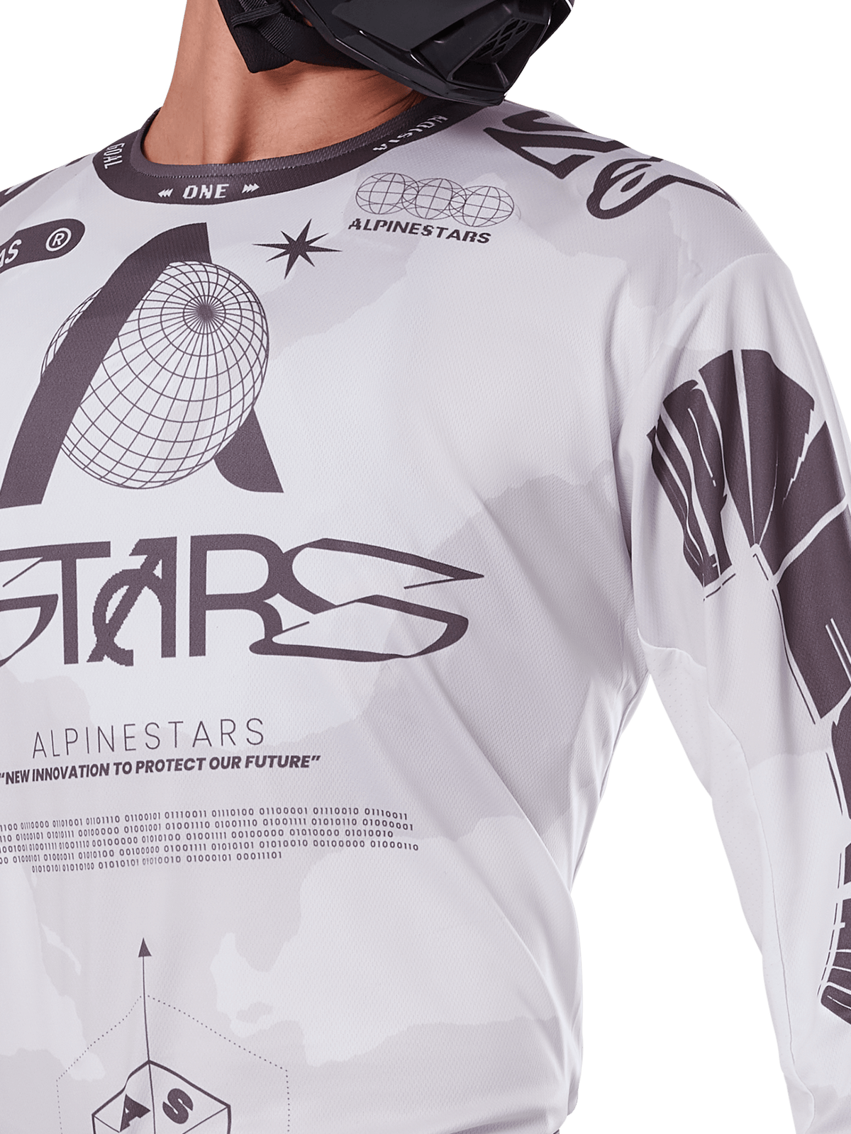 Zbliżenie na koszulkę Alpinestars 2025 Racer Hollow, biało-szara z czarnymi nadrukami graficznymi, logo globu i kodem binarnym, techniczna odzież motocrossowa do jazdy terenowej