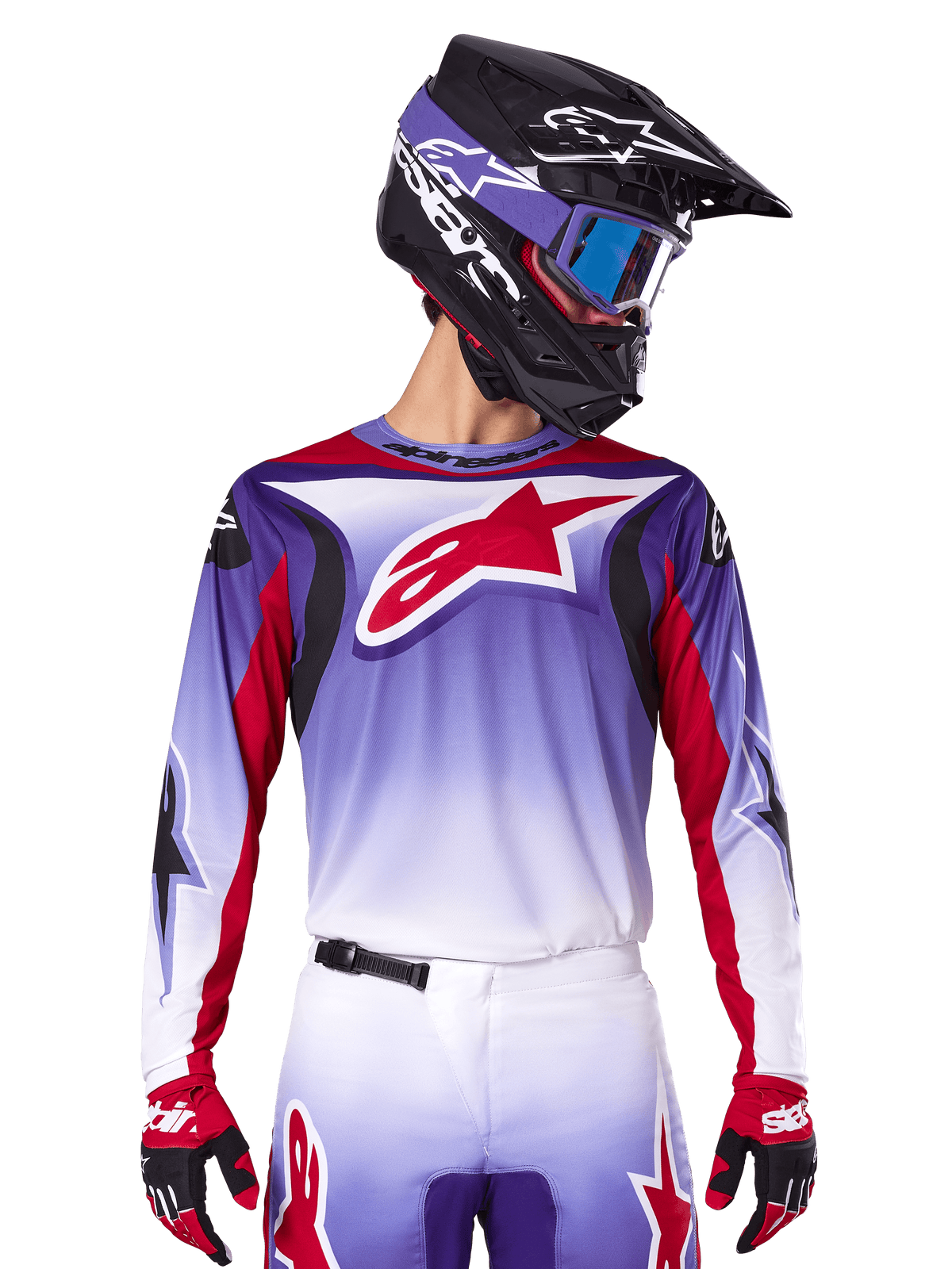 Alpinestars 2025 Fluid Wurx Jersey, koszulka motocrossowa, fioletowo-biały gradient, czerwone logo z gwiazdą i akcenty, sportowy krój, noszona z pasującymi spodniami, czarnym kaskiem i czerwonymi rękawicami