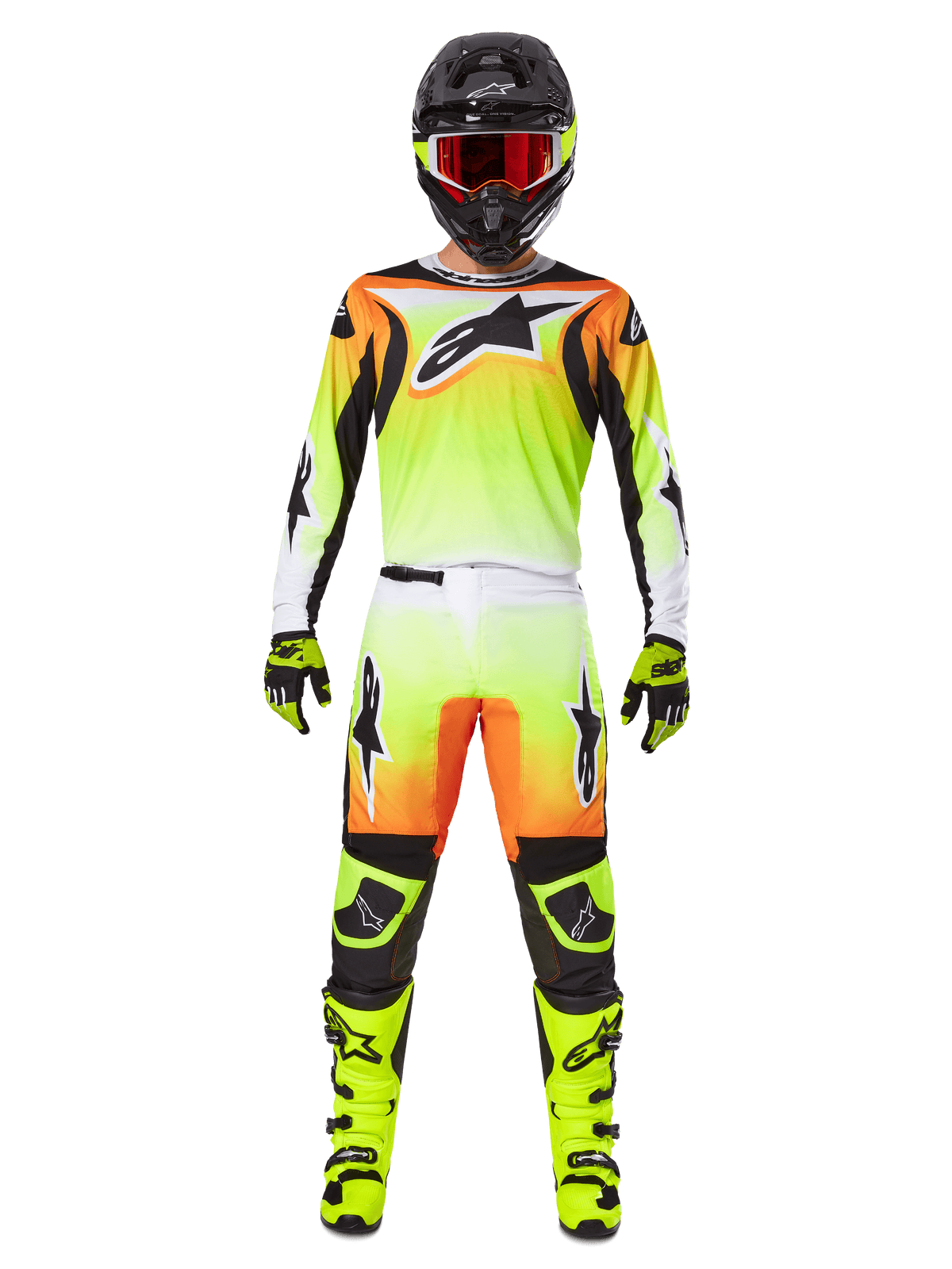 Zawodnik motocrossowy w pełnym stroju wyścigowym, zestaw Alpinestars 2025 Fluid Wurx, żółto-czarny z pomarańczowymi i białymi akcentami, koszulka z dużym logo z przodu, pasujące spodnie, czarny kask z goglami z czerwonymi szybkami, neonowożółte buty, profesjonalny komplet odzieży do wyścigów terenowych