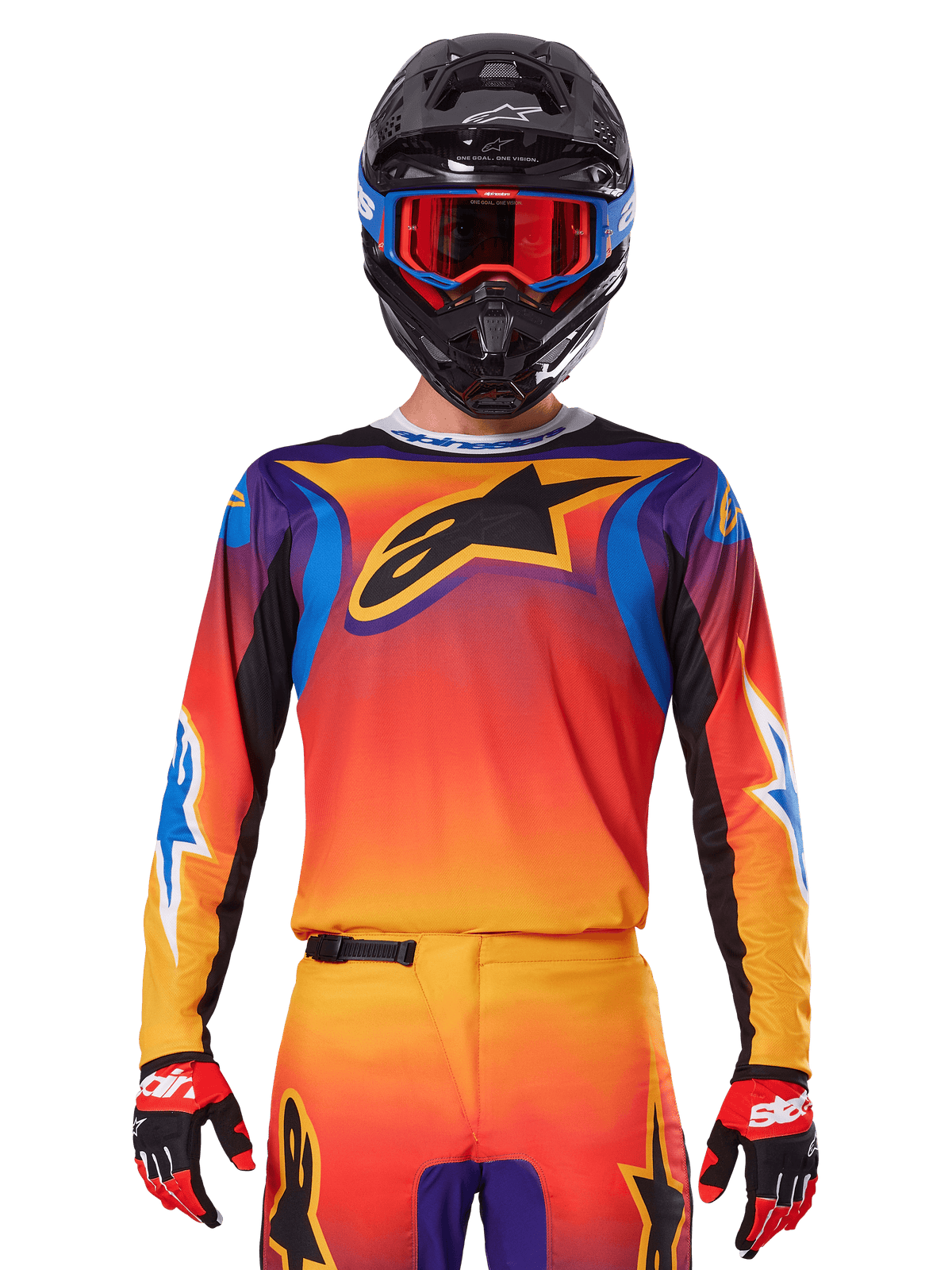 Alpinestars 2025 Fluid Wurx Jersey, wielokolorowa koszulka motocrossowa z pomarańczowo-czerwonym gradientem i fioletowymi akcentami, noszona z pasującym kompletem, czarny kask z niebiesko-czerwonymi goglami i czerwone rękawice, z dużym czarnym logo gwiazdy na piersi.