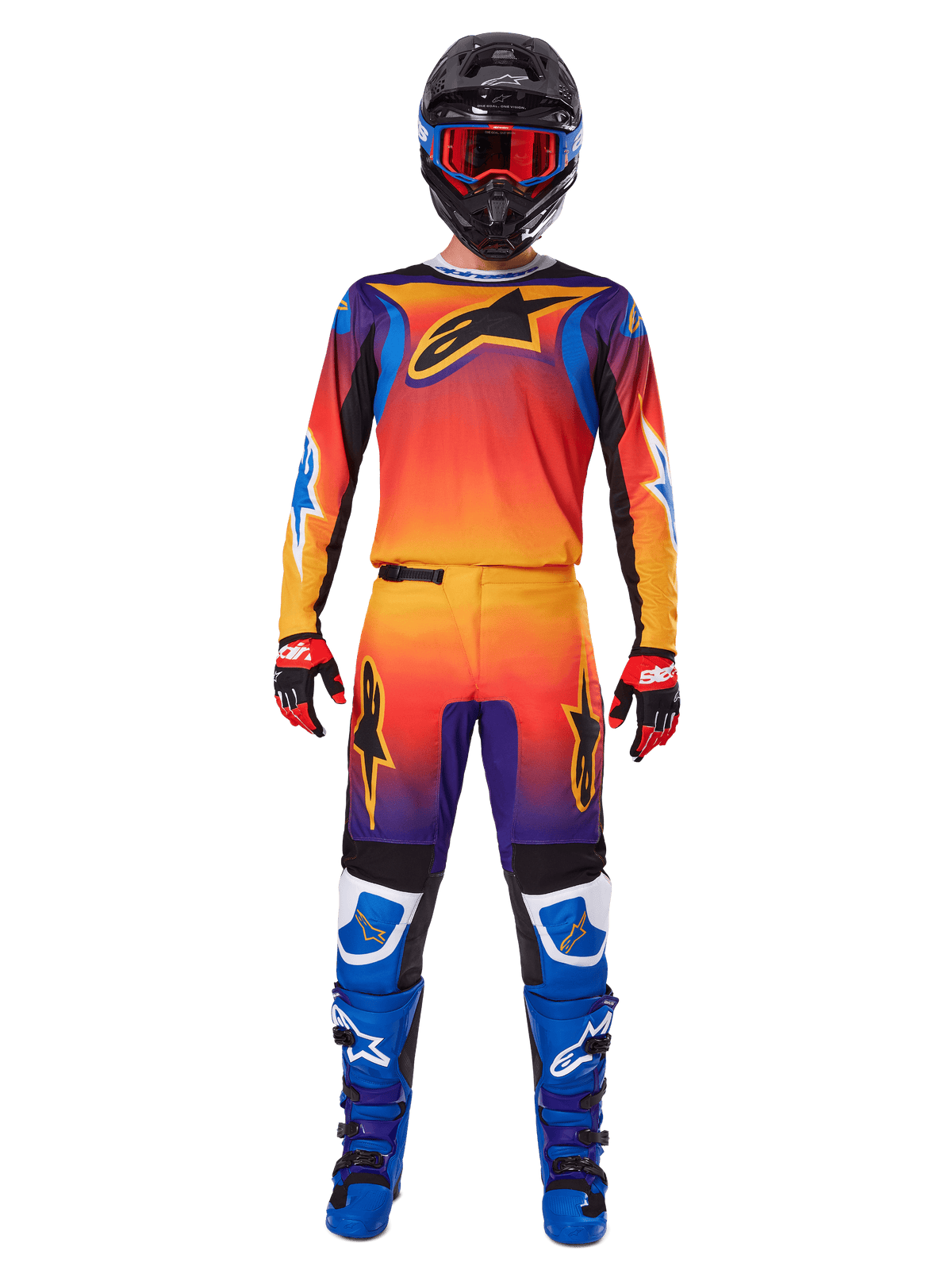Jeździec motocrossowy w zestawie Alpinestars 2025 Fluid Wurx, jaskrawy pomarańczowy, żółty i niebieski gradient na koszulce i spodniach, czarne logo Alpinestars, niebieskie buty wyścigowe, czerwono-czarne rękawice oraz czarny kask z czerwonymi goglami, kompletny dopasowany strój do wyścigów terenowych