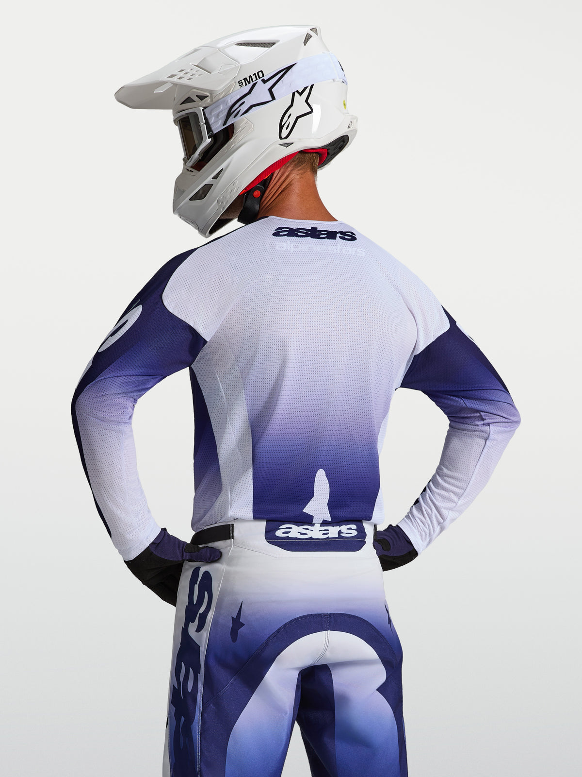 Alpinestars Racer Air Amber, męska koszulka motocrossowa, niebieska i biała, widok z tyłu z wentylowaną konstrukcją z siatki