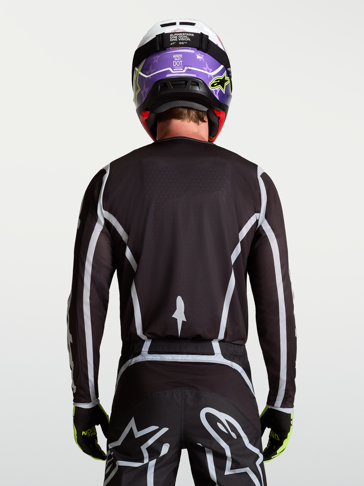 Koszulka Alpinestars Fluid Apex V2, męska koszulka motocrossowa, czarno-srebrna, widok z tyłu na modelu, ergonomiczny krój.