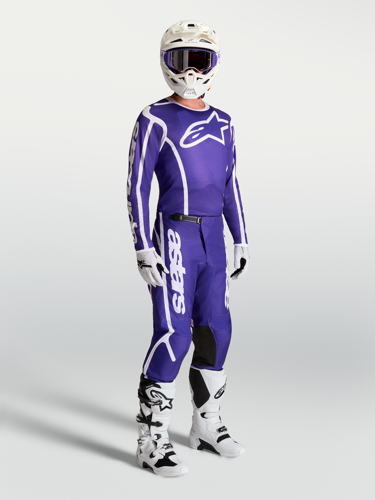 Alpinestars Koszulka Fluid Apex V2 i spodnie, niebieski i biały zestaw motocrossowy na modelu z kaskiem i butami