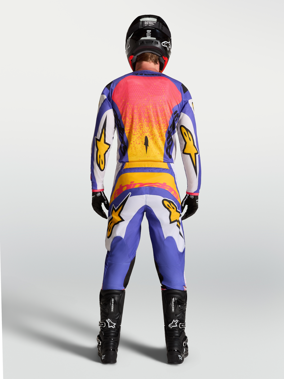 Alpinestars Fluid Drag Gear Set, męski liliowy i niebieski zestaw motocrossowy, złote detale, widok z tyłu na modelu.