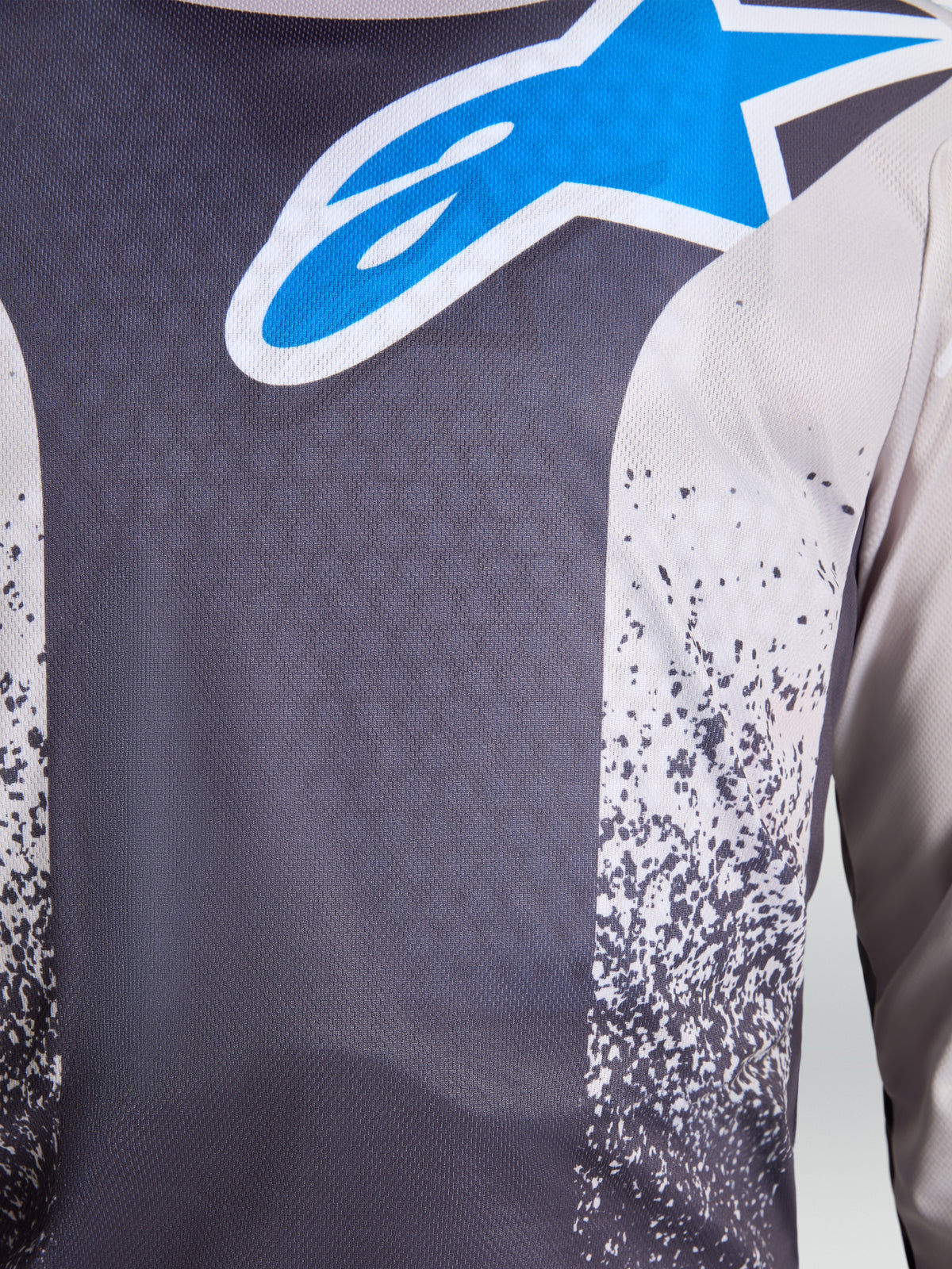 Koszulka Alpinestars Fluid Drag, męska koszulka motocrossowa, szara i niebieska, zbliżenie na oddychający materiał z logo gwiazdy.
