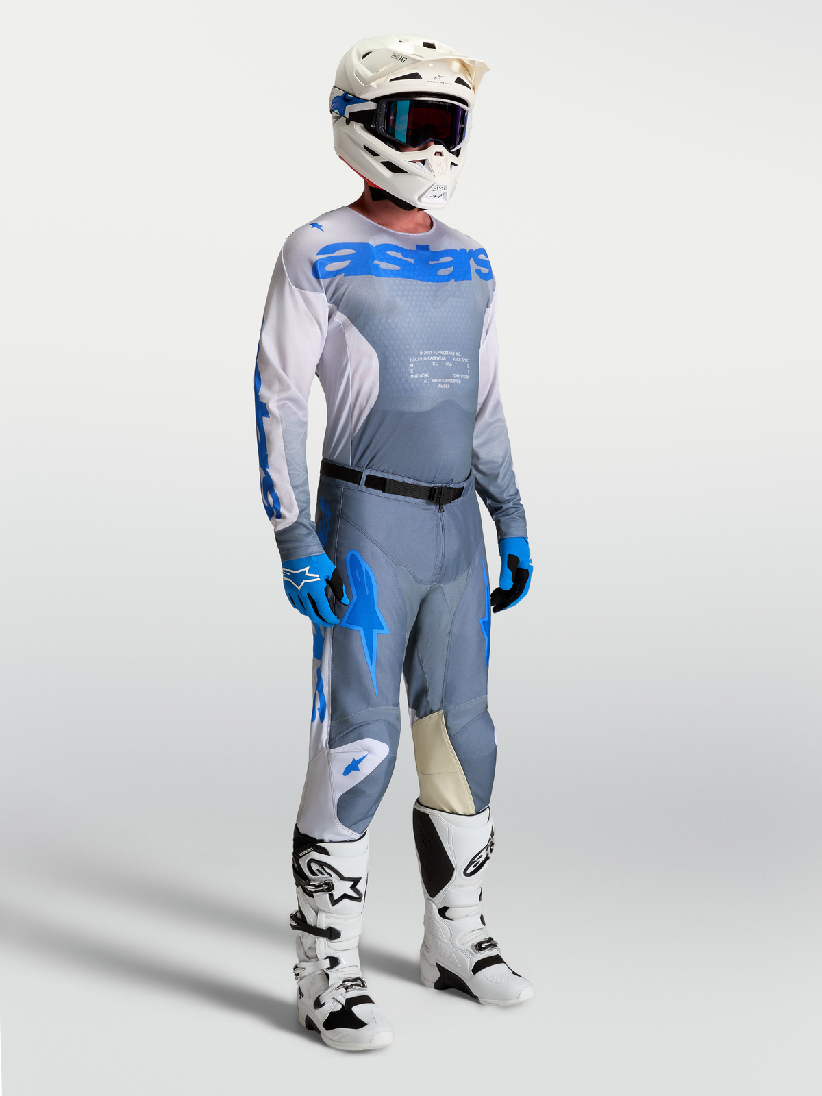 Alpinestars Racer Amber, męski zestaw i spodnie motocrossowe, szare i niebieskie, sportowy krój na modelu.