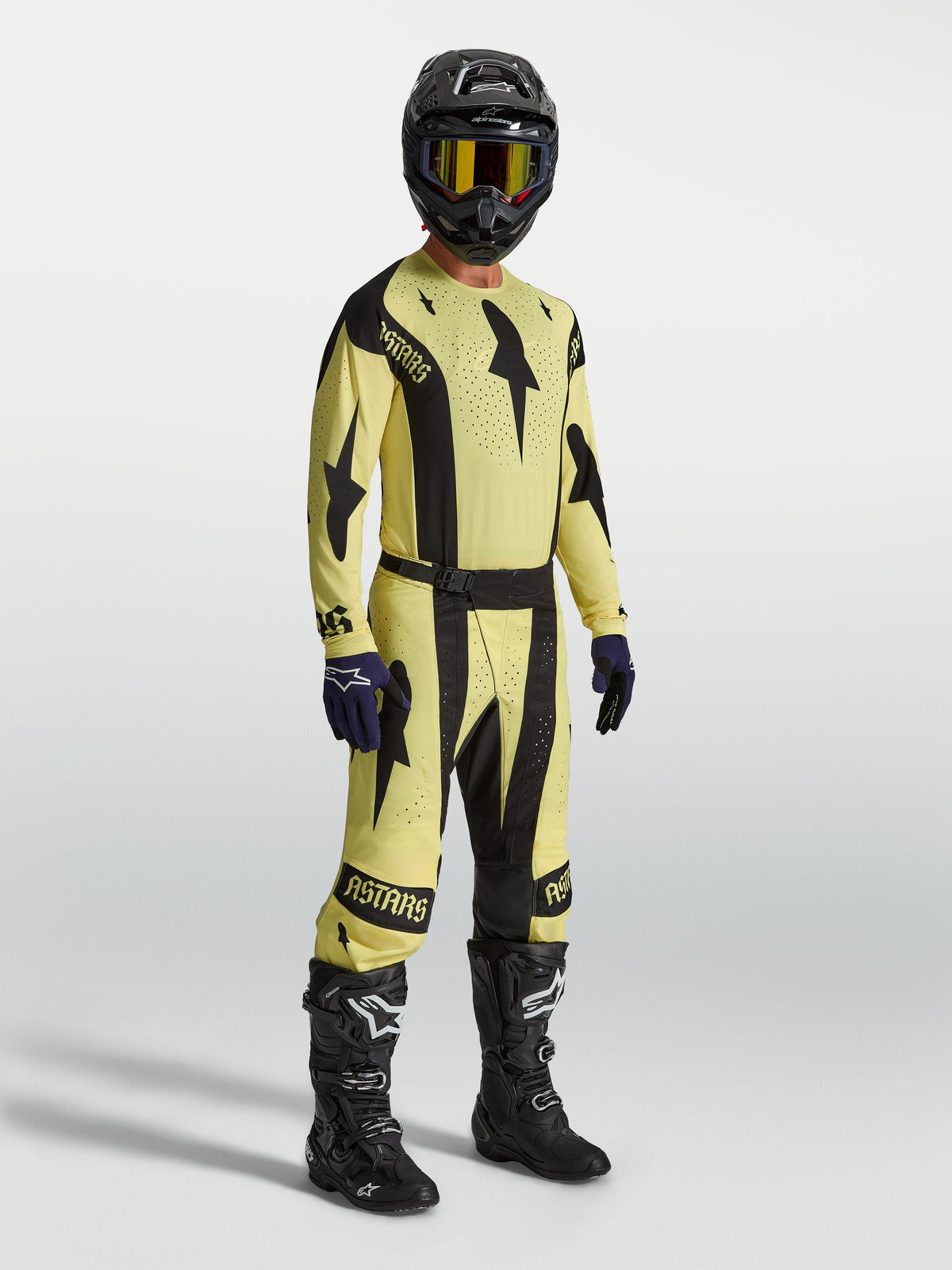 Alpinestars Koszulka Techstar Atrox, męska żółta i czarna koszulka motocrossowa, sportowy krój wyścigowy z laserowymi perforacjami wentylacyjnymi, prezentowana na modelu.