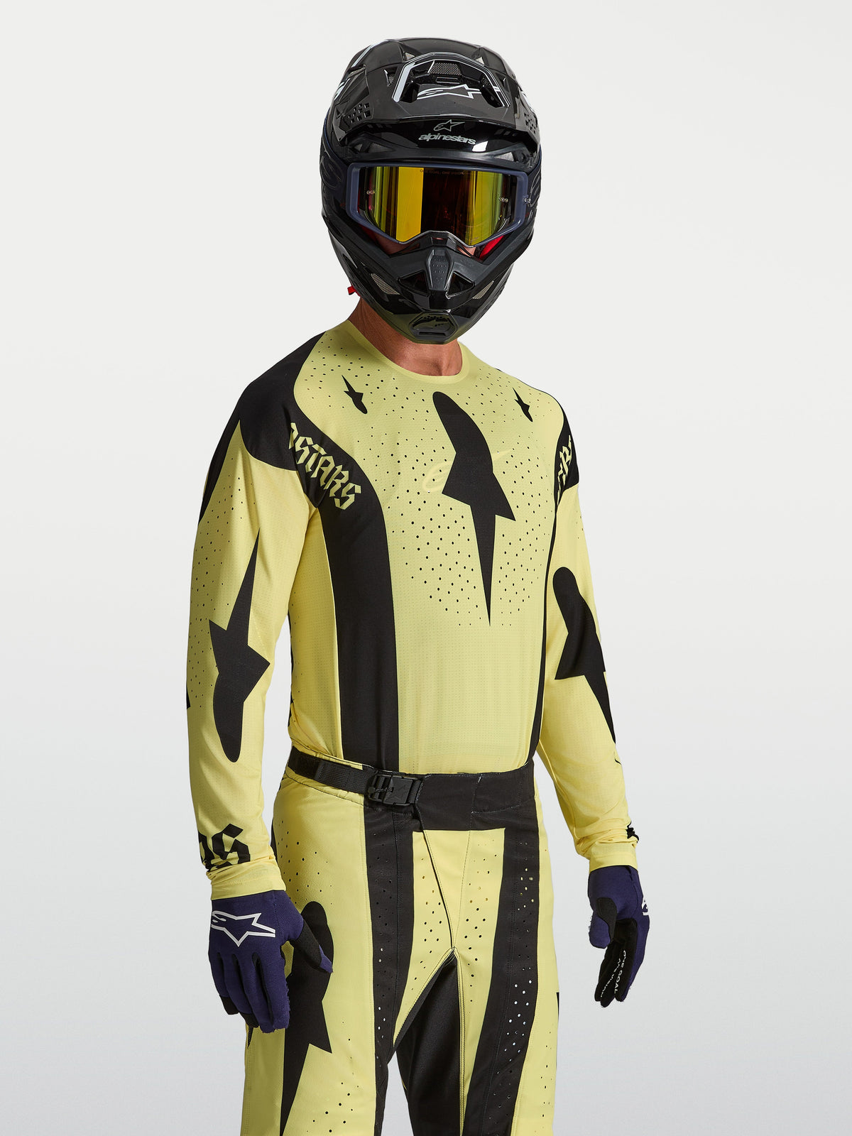 Koszulka Alpinestars Techstar Atrox, żółto-czarna męska koszulka motocrossowa z laserową wentylacją i sportowym krojem.