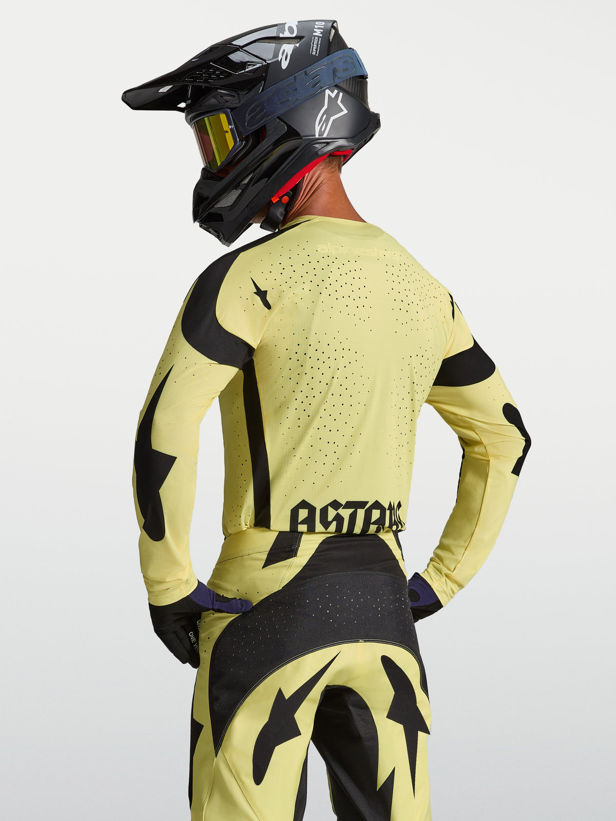 Koszulka Alpinestars Techstar Atrox, męska koszulka motocrossowa, żółta i czarna, laserowe perforacje i logo ASTARS na plecach.