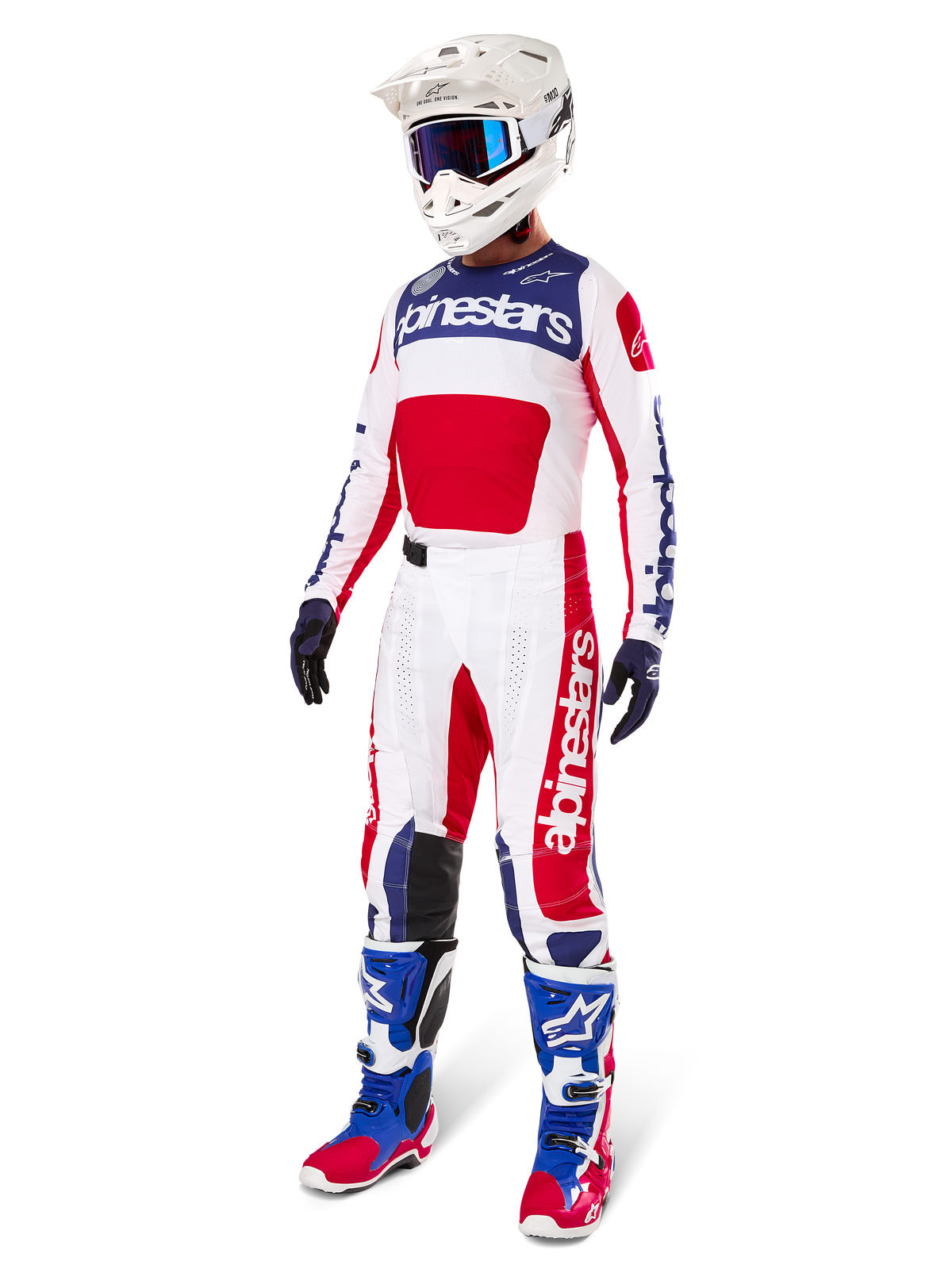 Alpinestars Limited Edition Techstar Fortitude Gear Set, strój motocrossowy, czerwony, biały i niebieski, biała koszulka z wyrazistymi grafikami, pasujące spodnie wyścigowe, biały kask z goglami, dopasowane niebieskie i czerwone buty, profesjonalny sprzęt wyścigowy do jazdy w terenie