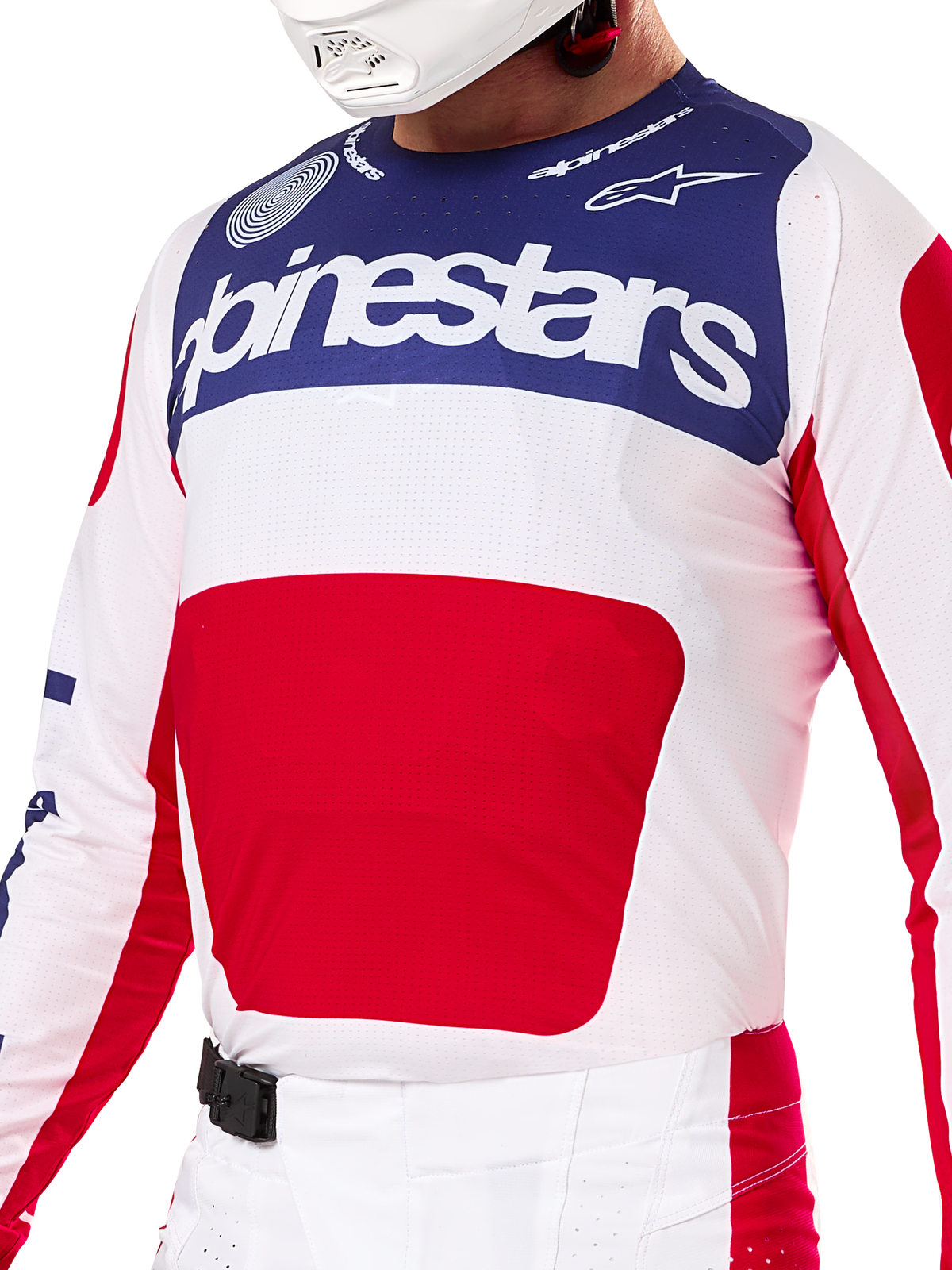 Alpinestars Limited Edition Techstar Fortitude Gear Set, koszulka i spodnie motocrossowe w barwach czerwono-biało-niebieskich, biała koszulka z granatowym górnym panelem i dużą czerwoną grafiką na środku, pasujące biało-czerwone spodnie z klamrą magnetyczną SX2, sportowy krój z laserowo wycinanymi perforacjami do wyścigów off-road