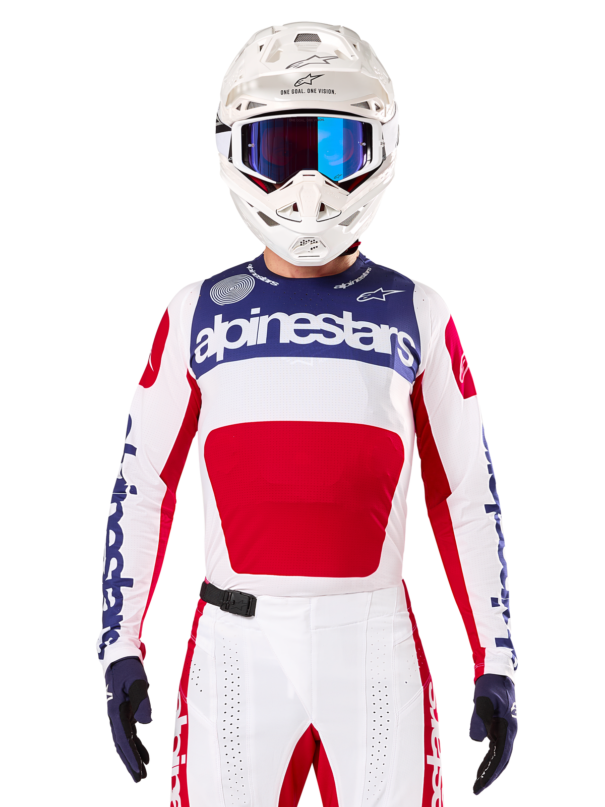 Alpinestars Limited Edition Techstar Fortitude Jersey, koszulka motocrossowa, biała, czerwona i niebieska, noszona z dopasowanymi spodniami i kaskiem, z logo Alpinestars i mottem One Goal One Vision, perforowane detale, smukły design dla wydajności off-road