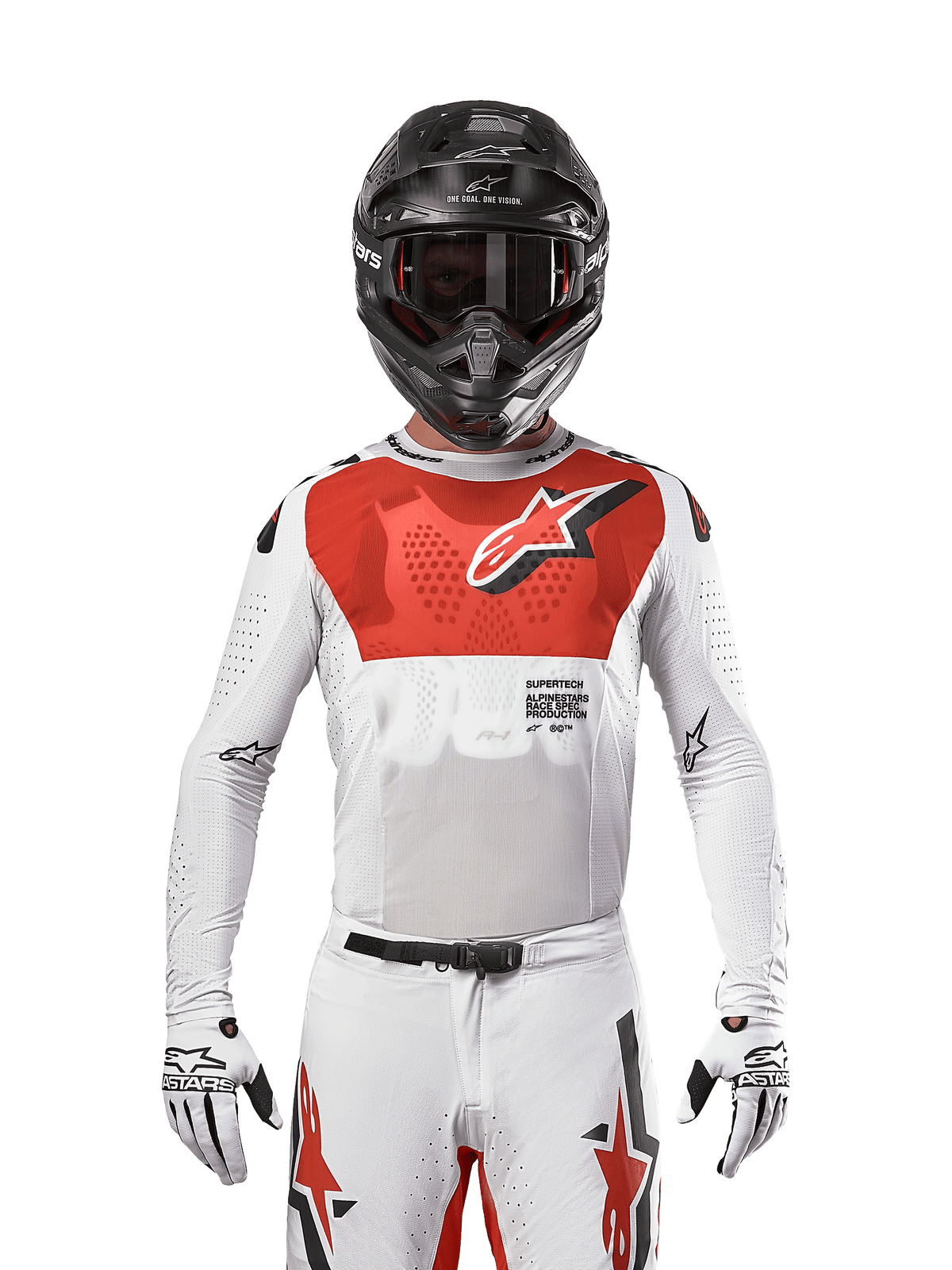Motocyklista motocrossowy w koszulce Alpinestars 2024 Supertech Ward Jersey w kolorze White Hot Orange, biała koszulka z elastycznej siateczki z wyraźną czerwoną grafiką i logo na klatce piersiowej, czarny kask z ciemnymi goglami, białe rękawice, profesjonalny sprzęt do jazdy off-road
