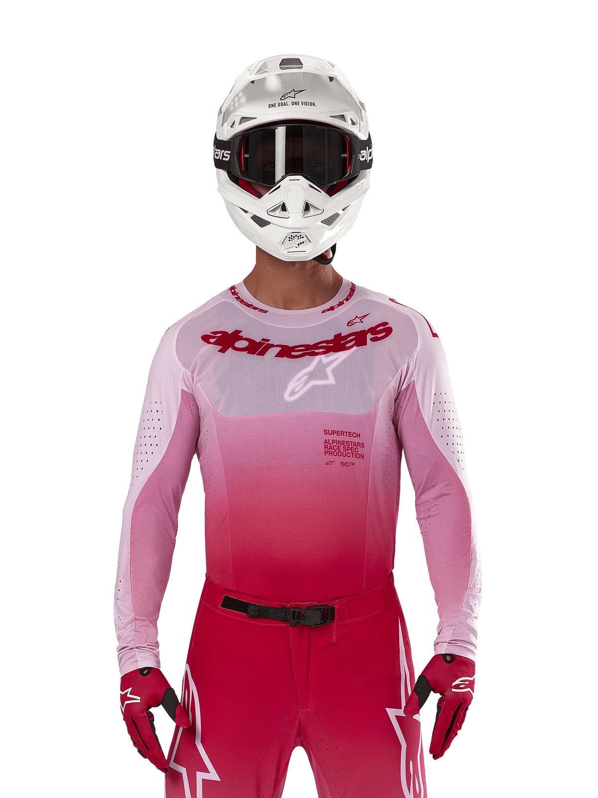 Zawodnik motocrossowy w koszulce Alpinestars 2024 Supertech Dade w kolorze Red Berry Lilac, pasujące spodnie, biały kask z czarnymi goglami i czerwone rękawice, profesjonalny strój wyścigowy z gradientem różu i czerwieni